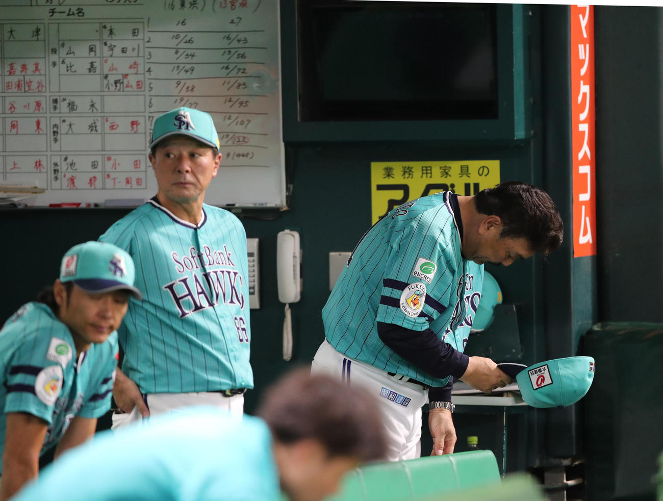 ソフトバンク対オリックス　連敗脱出ならず、一礼して引き揚げる藤本監督（撮影・梅根麻紀）