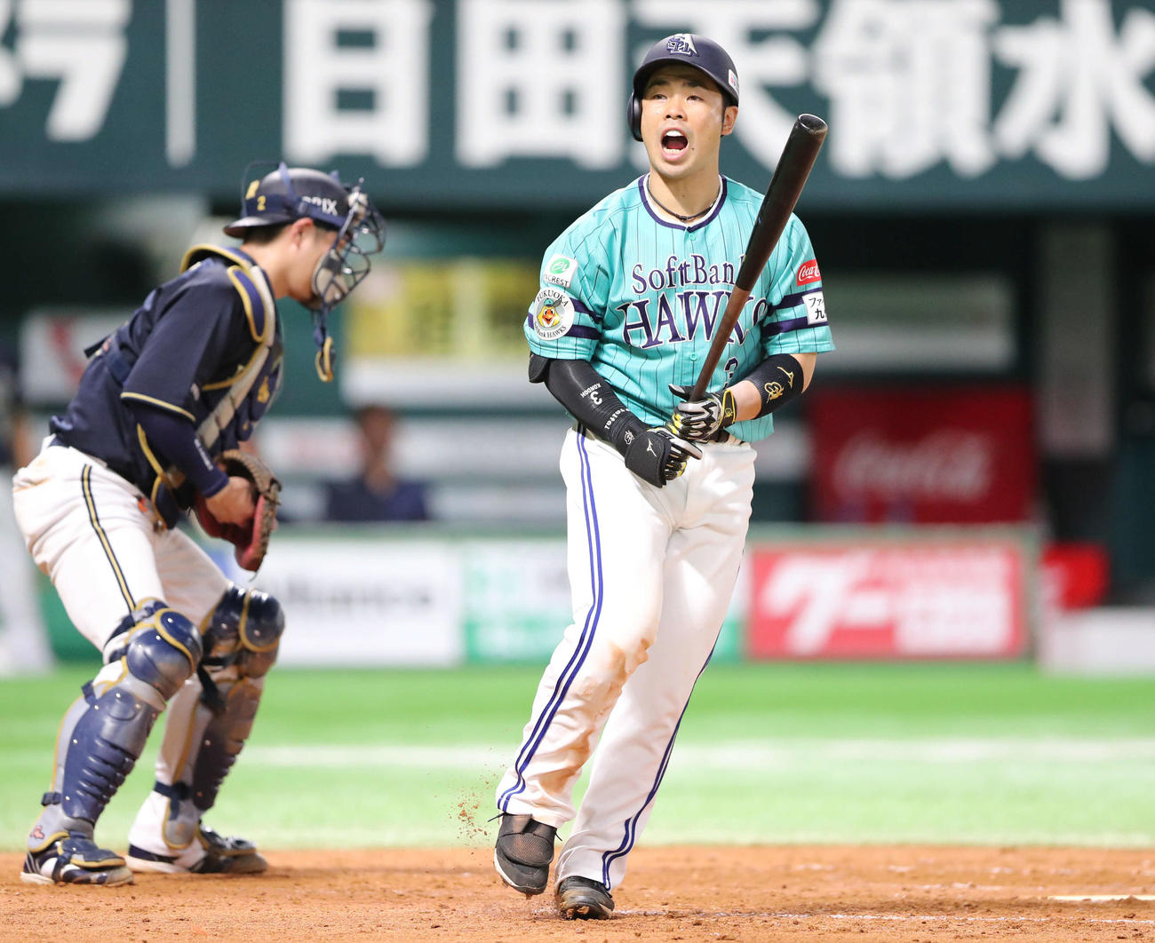 ソフトバンク対オリックス　8回裏ソフトバンク2死満塁、ストライクの判定ながら、押し出し四球と思い声を上げて一塁へ向かう近藤（撮影・梅根麻紀）