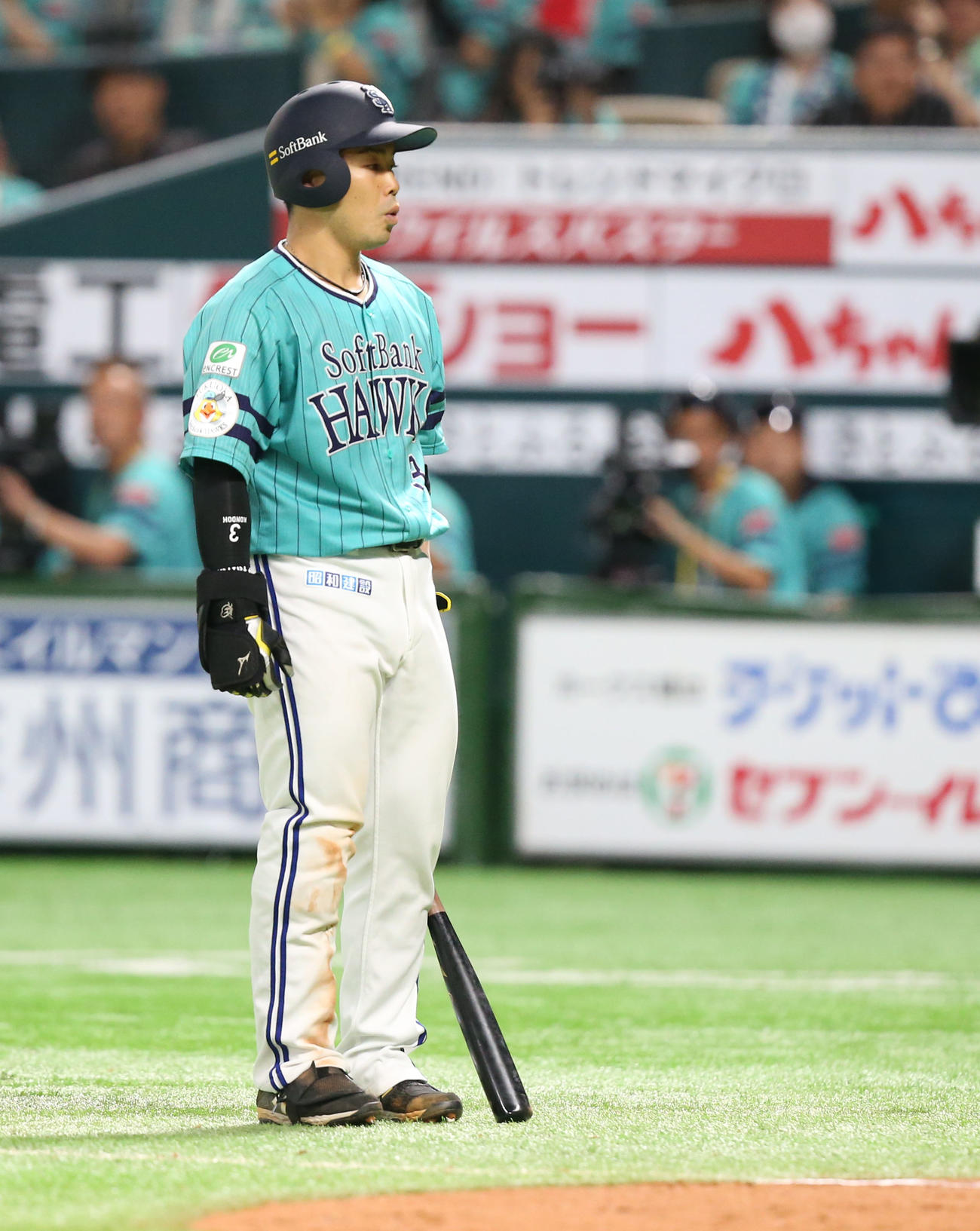 ソフトバンク対オリックス　8回裏ソフトバンク2死満塁、近藤は四球と思い一塁へ歩き出すがストライク判定で立ち止まる（撮影・冨田成美）