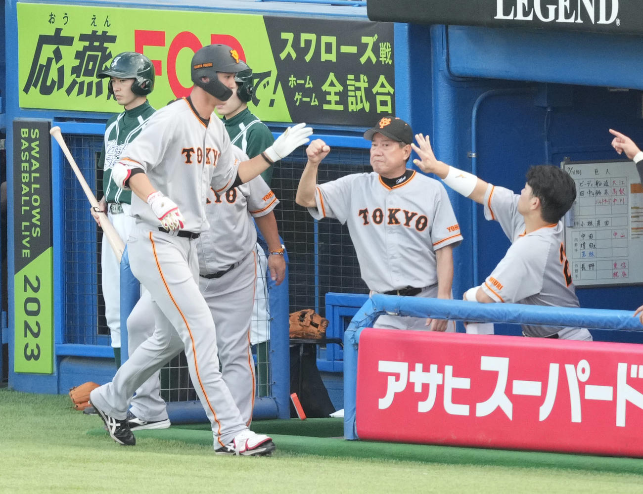 ヤクルト対巨人　1回表巨人2死、先制ソロ本塁打を放った秋広（左）とタッチを交わす原監督（撮影・狩俣裕三）