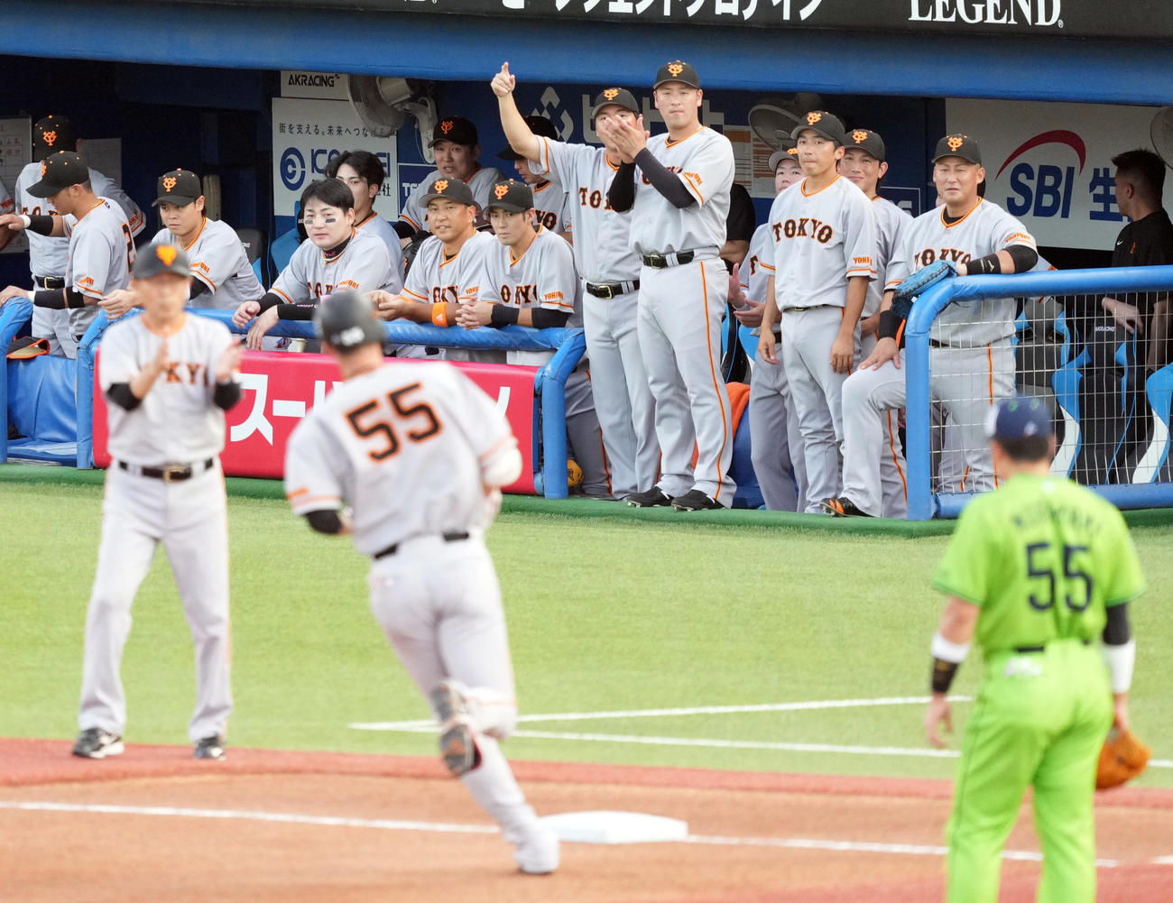 ヤクルト対巨人　1回表巨人2死、先制ソロ本塁打を放った秋広（手前中央）をしみじみ見つめる中田翔（後方右端）ら巨人の選手たち（撮影・狩俣裕三）