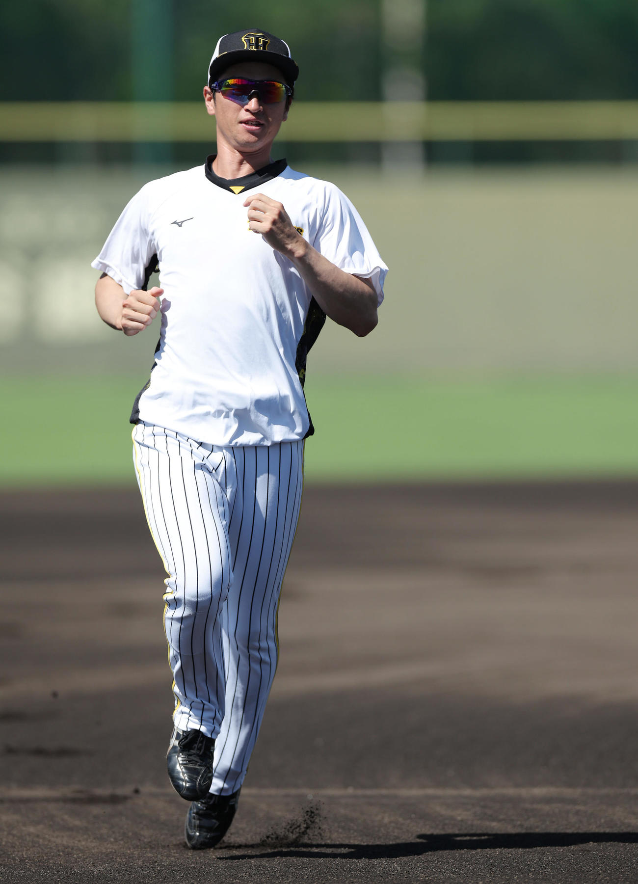 鳴尾浜球場で走塁練習する阪神近本（撮影・前田充）