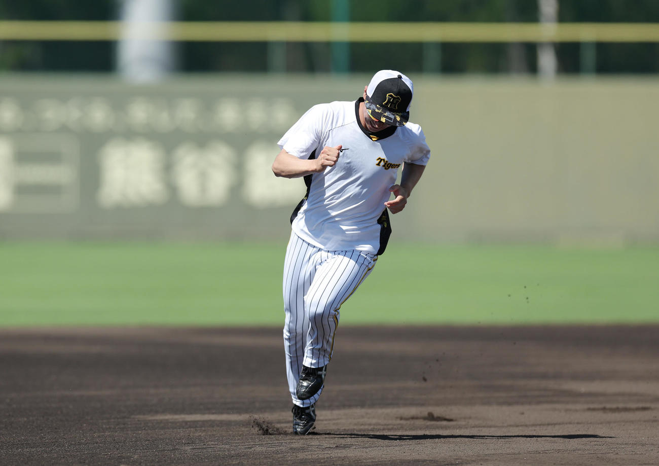 鳴尾浜球場で走塁練習する阪神近本（撮影・前田充）