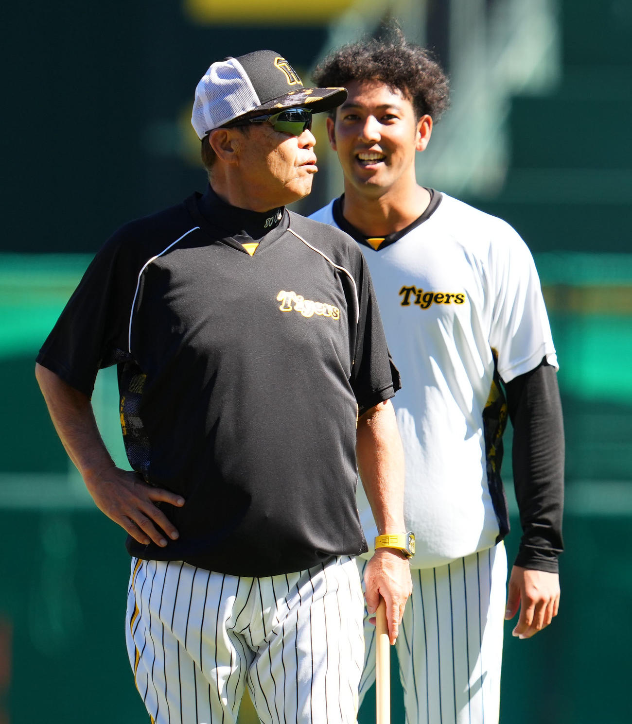 阪神対中日　岡田監督（左）にあいさつする阪神加治屋（撮影・藤尾明華）
