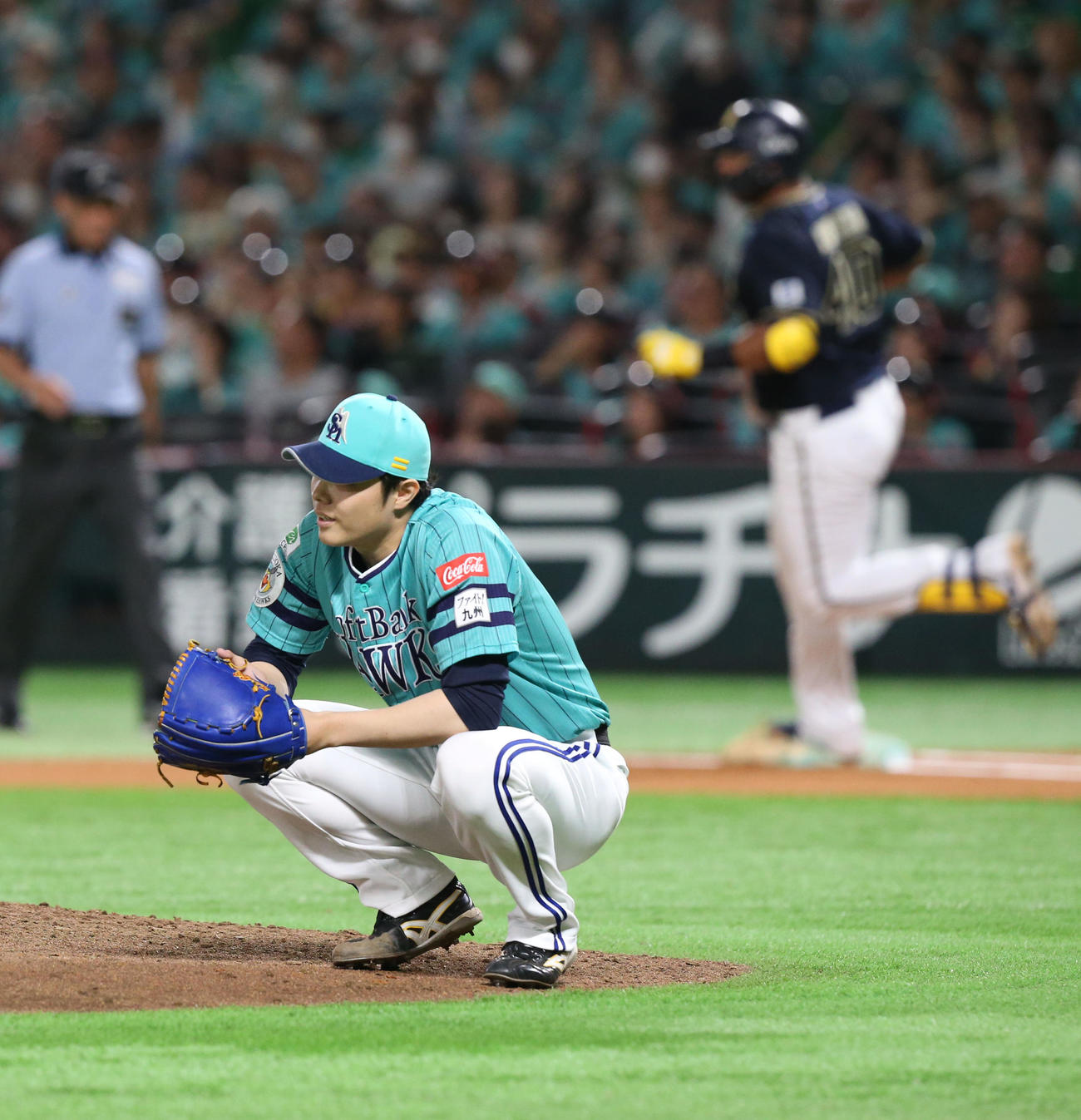 ソフトバンク対オリックス　延長10回表オリックス無死、松本裕（手前）はセデーニョに左越え本塁打を浴びる（撮影・冨田成美）