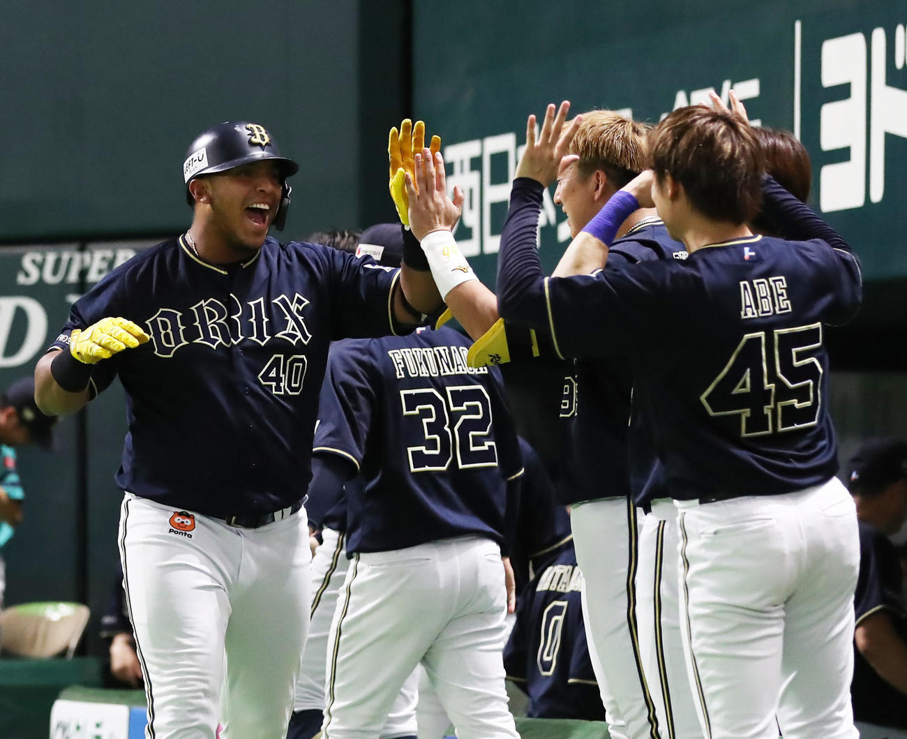 ソフトバンク対オリックス　10回表オリックス無死、セデーニョは勝ち越し本塁打を放ち笑顔でハイタッチ（撮影・冨田成美）