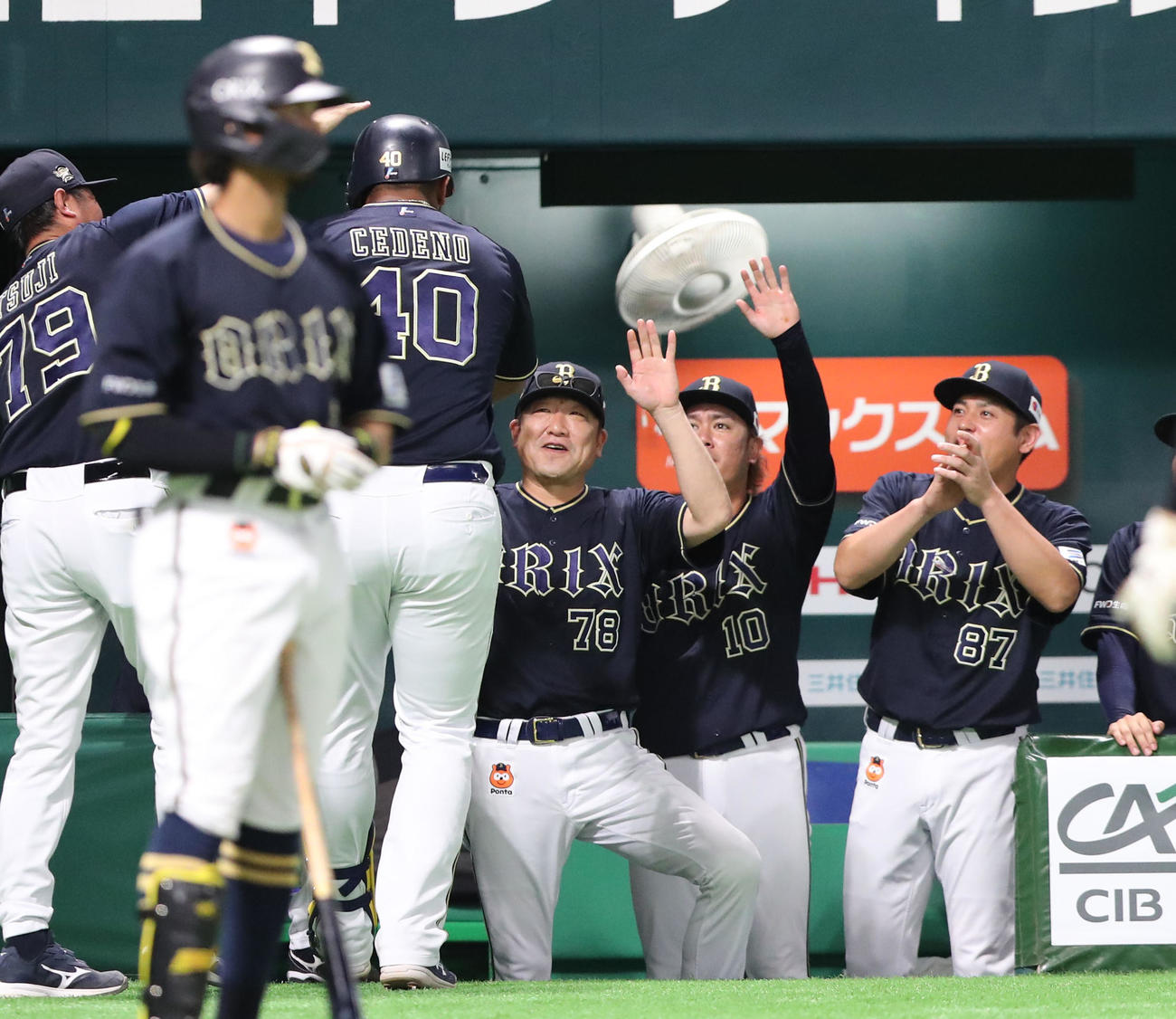 ソフトバンク対オリックス　10回表オリックス無死、中嶋監督（中央）は勝ち越し本塁打を放ったセデーニョを迎える（撮影・梅根麻紀）