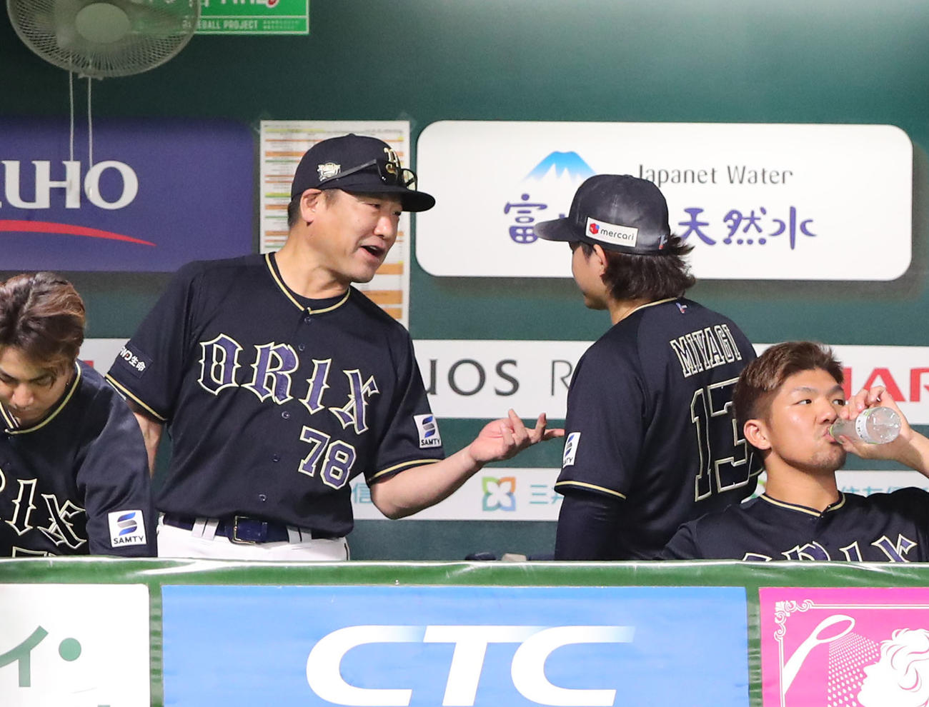 ソフトバンク対オリックス　8回を投げ終えた宮城は、中嶋監督に声をかけられる（撮影・梅根麻紀）
