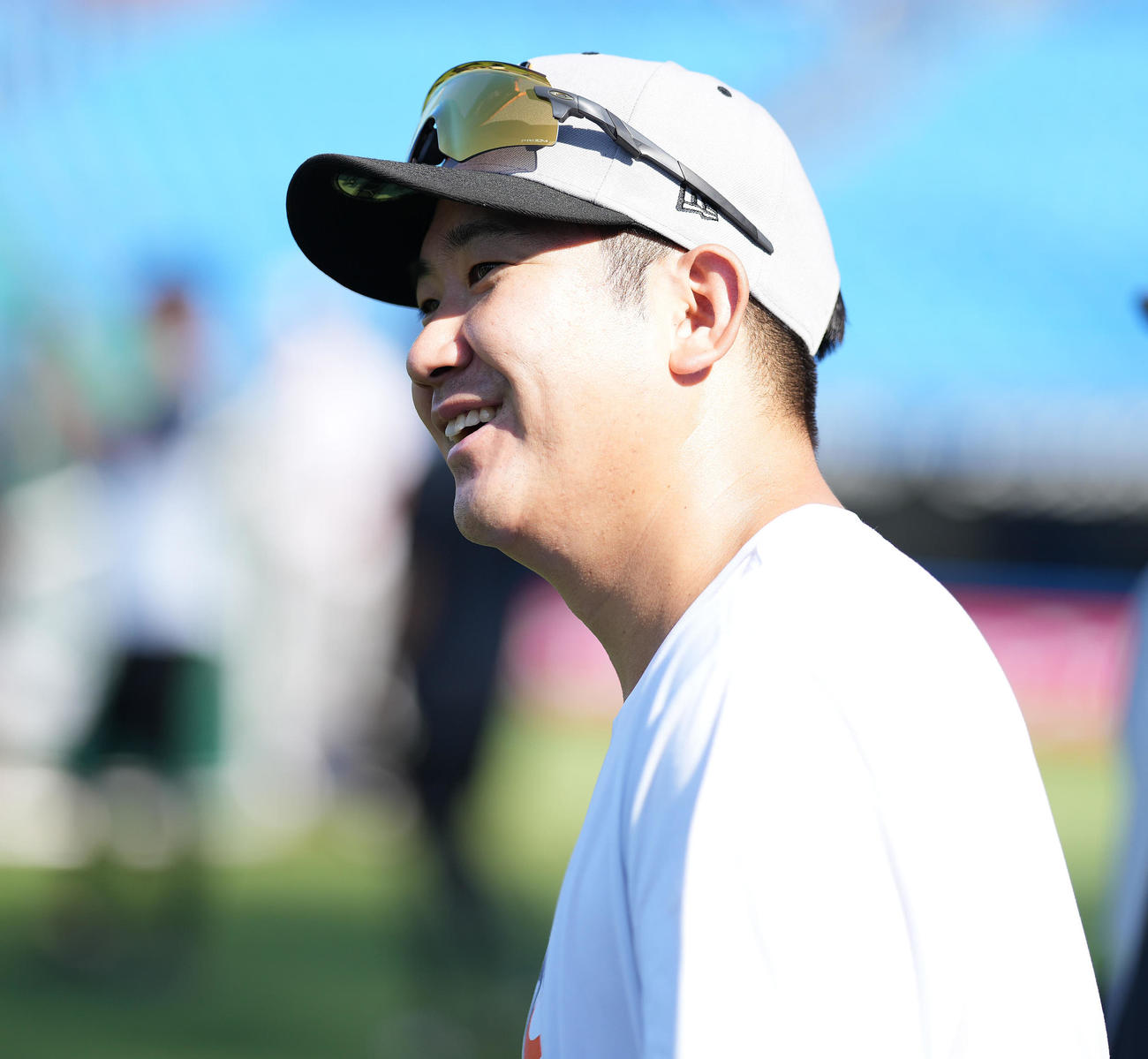 ヤクルト対巨人　試合前練習で笑顔の巨人菅野（撮影・鈴木みどり）