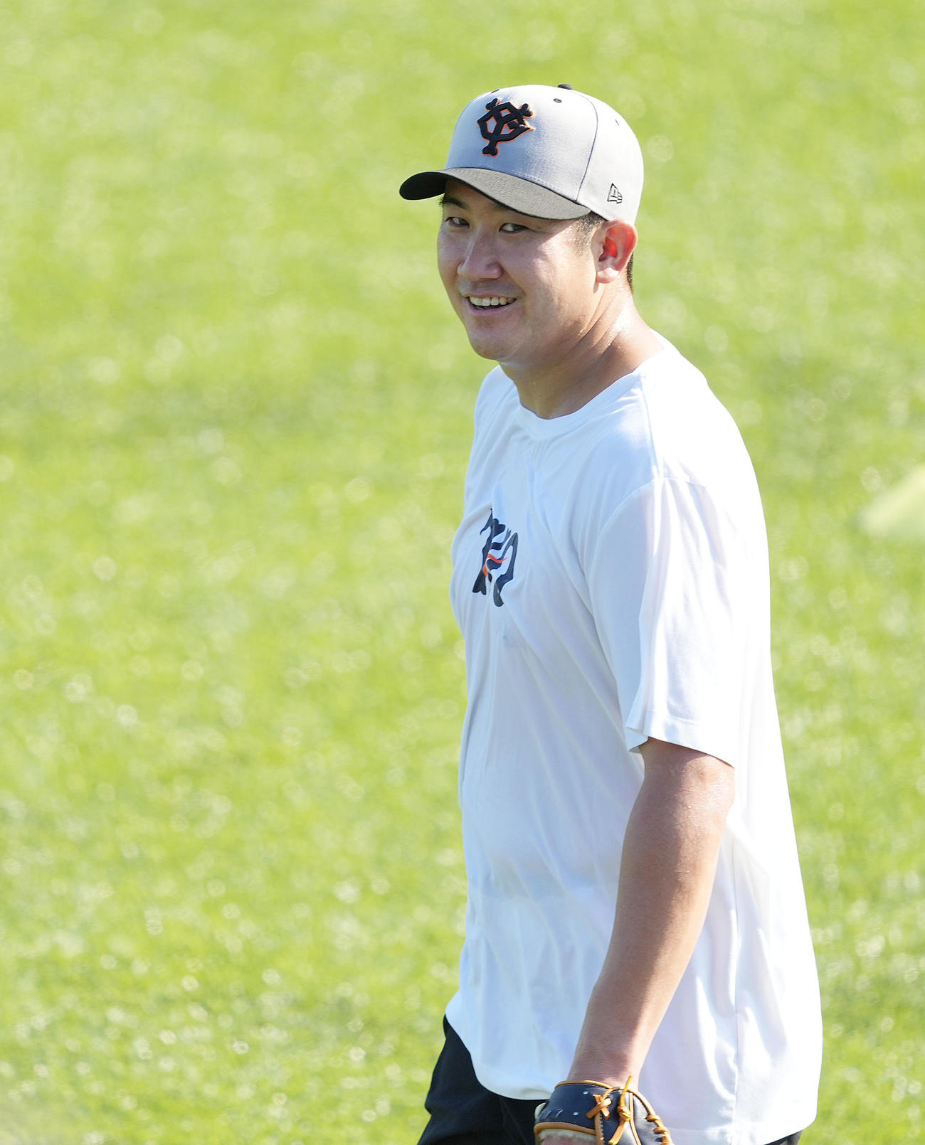 ヤクルト対巨人　試合前の練習で笑顔を見せる菅野（撮影・狩俣裕三）