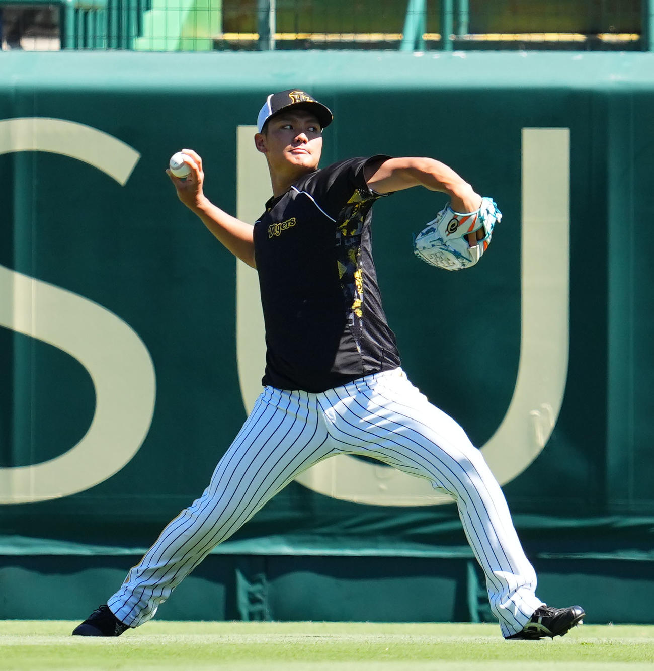 阪神対中日　キャッチボールをする阪神西純（撮影・藤尾明華）