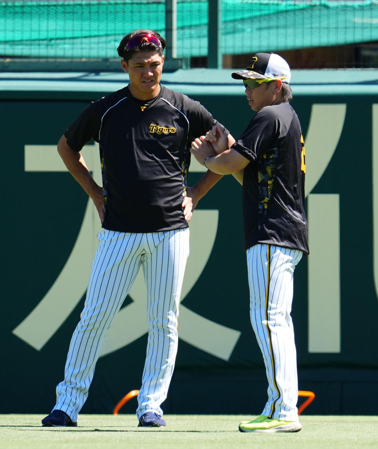 阪神対中日　梅野（右）と話をする阪神西純（撮影・藤尾明華）
