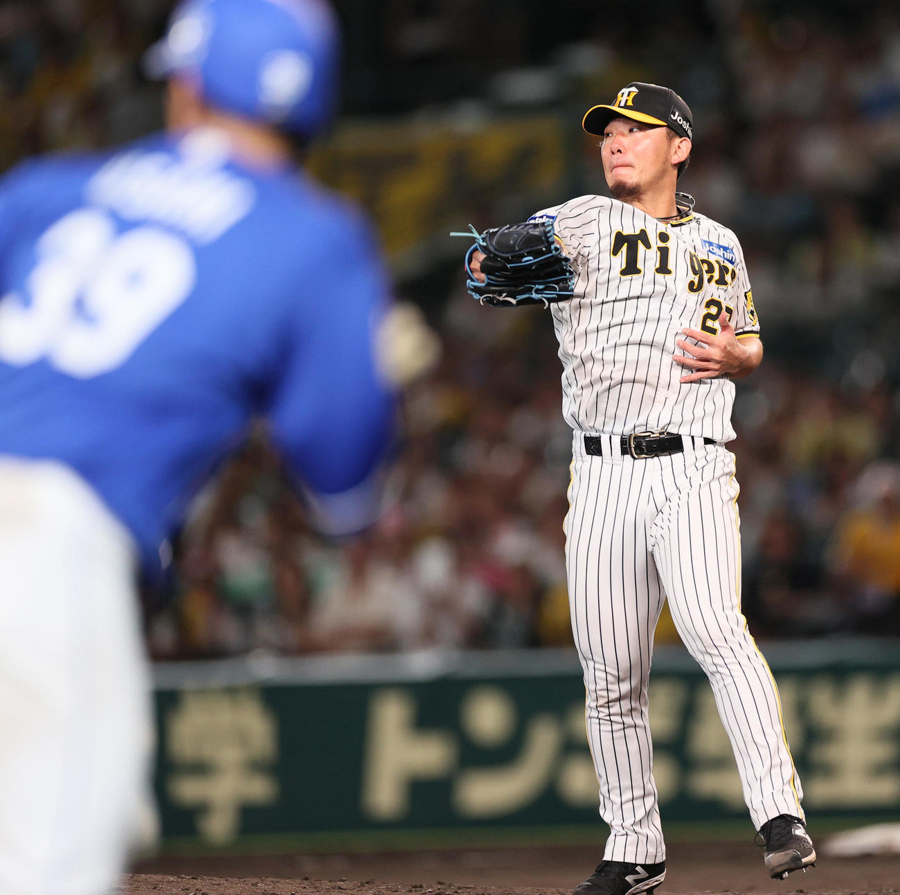 阪神対中日　7回表中日2死二、三塁、伊藤将は代打後藤の打球にグラブを出すが中前2点適時打となる（撮影・上山淳一）