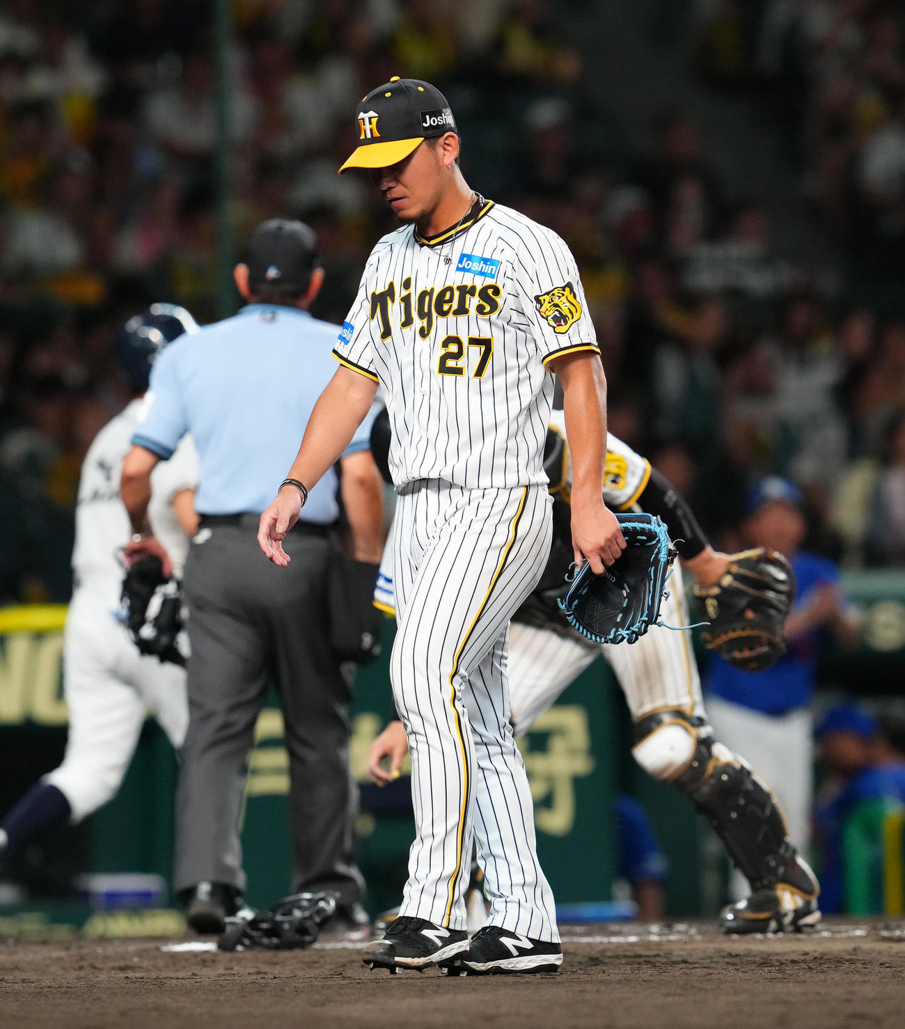 阪神対中日　7回表中日2死二、三塁、代打後藤に中前2点適時打を許し肩を落とす阪神伊藤将（撮影・藤尾明華）