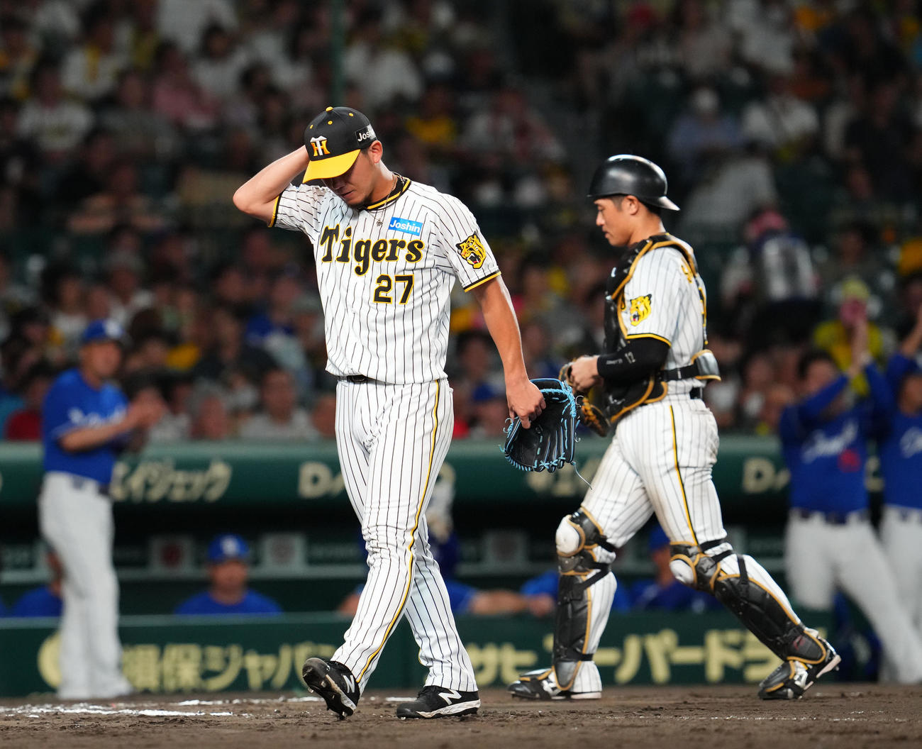 阪神対中日　7回表中日2死二、三塁、代打後藤に中前2点適時打を許した阪神伊藤将（撮影・藤尾明華）