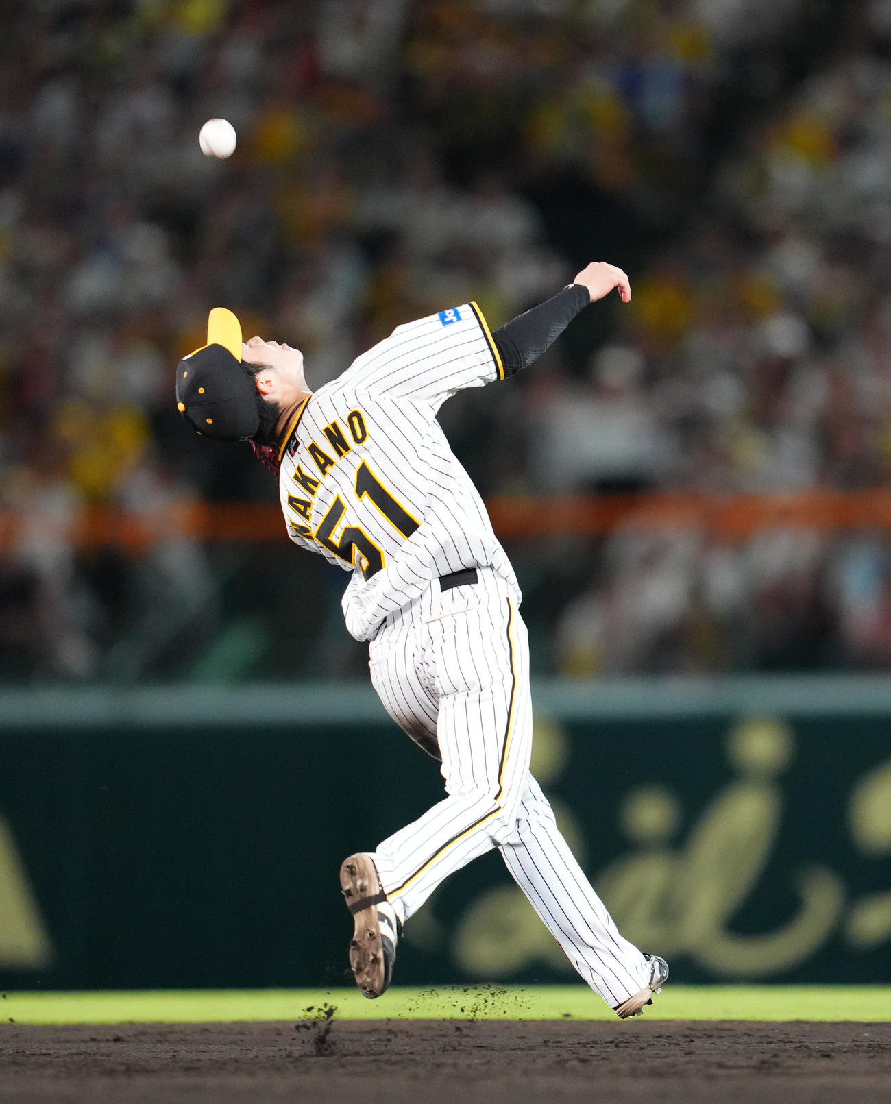 阪神対中日　7回表中日1死二、三塁、溝脇の飛球を好捕する阪神二塁手中野（撮影・藤尾明華）