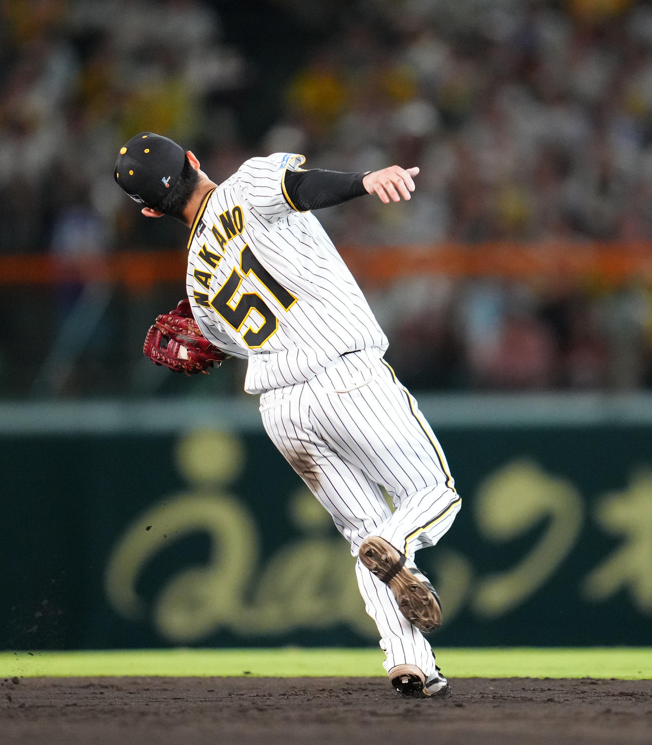 阪神対中日　7回表中日1死二、三塁、溝脇の飛球を好捕する阪神二塁手中野（撮影・藤尾明華）