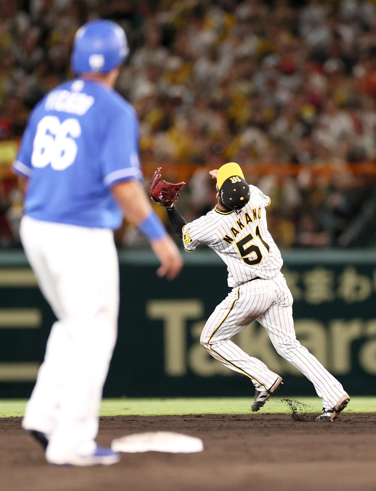 阪神対中日　7回表中日二、三塁、溝脇の飛球を好捕する二塁手中野（撮影・上山淳一）