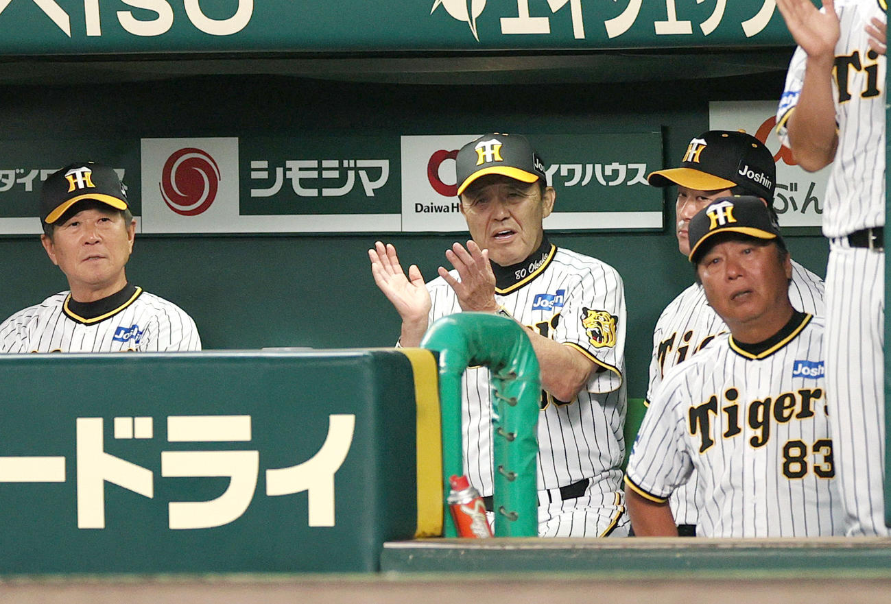 阪神対中日　7回表中日二、三塁、溝脇の飛球を好捕した二塁手中野に拍手する岡田監督（左から2人目）（撮影・上山淳一）