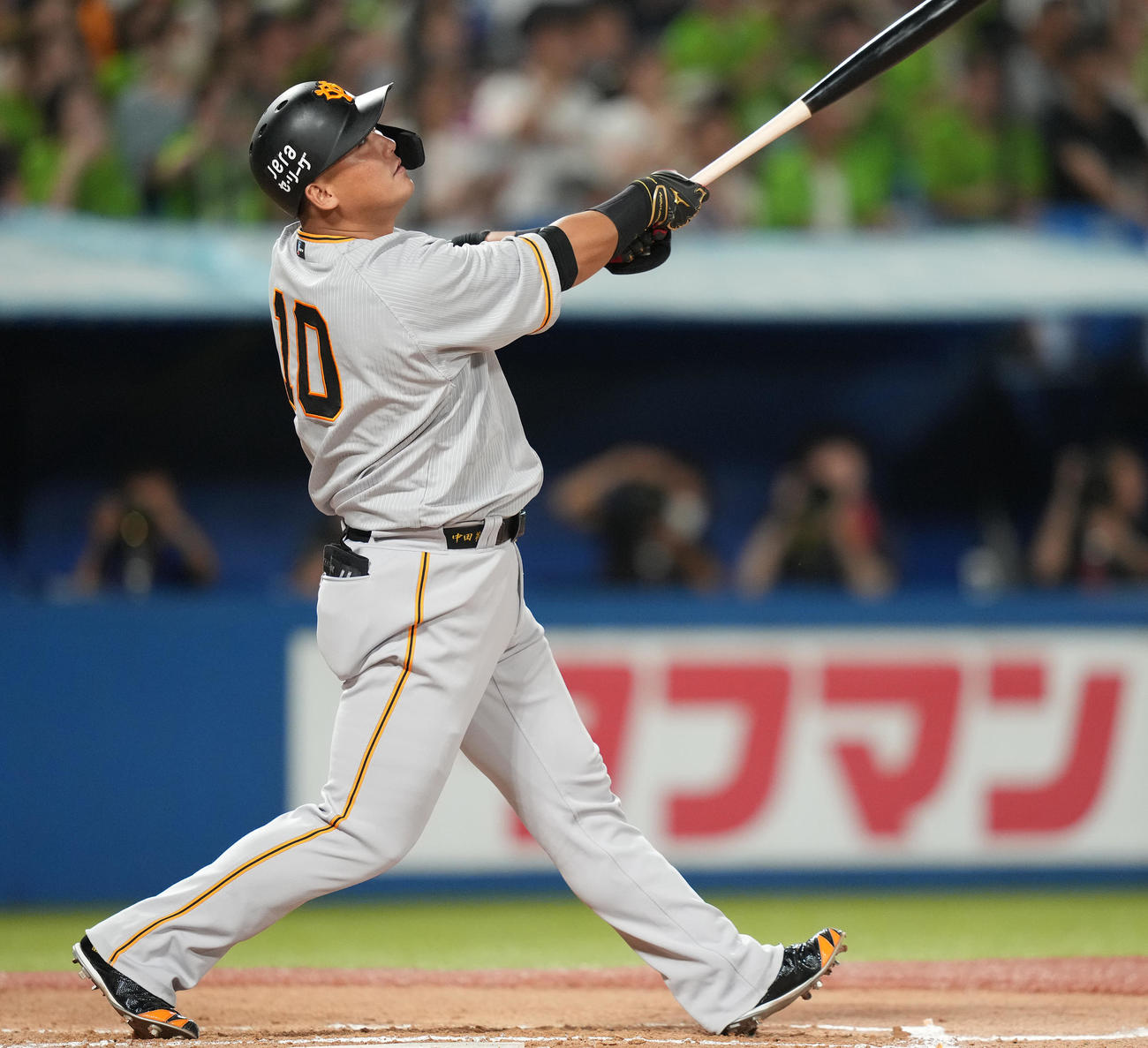 ヤクルト対巨人　7回表巨人2死一塁、右飛に倒れる代打中田（撮影・鈴木みどり）