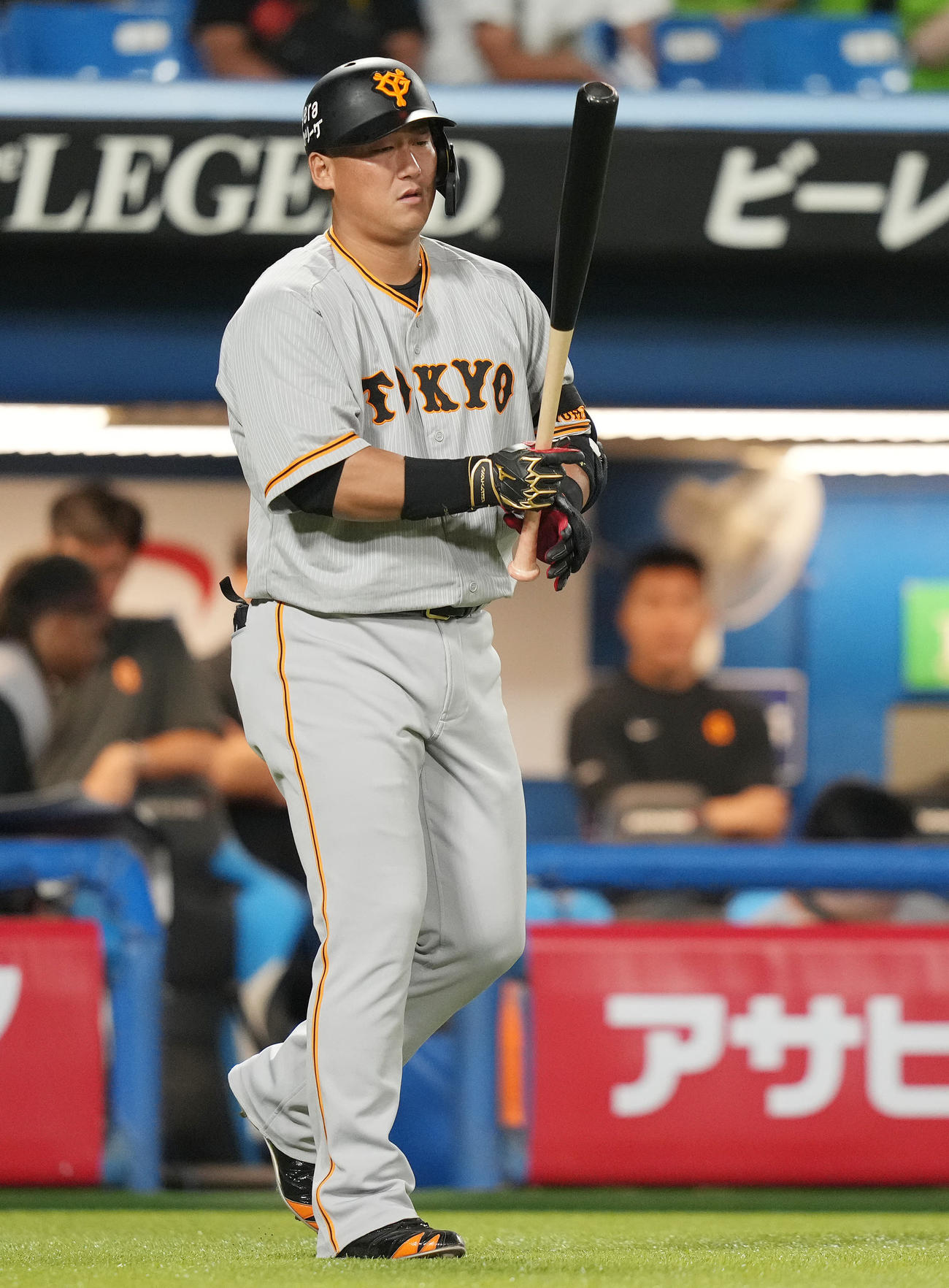 ヤクルト対巨人　7回表巨人2死一塁、1ボールで、門脇に代わり打席に向かう代打中田（撮影・鈴木みどり）