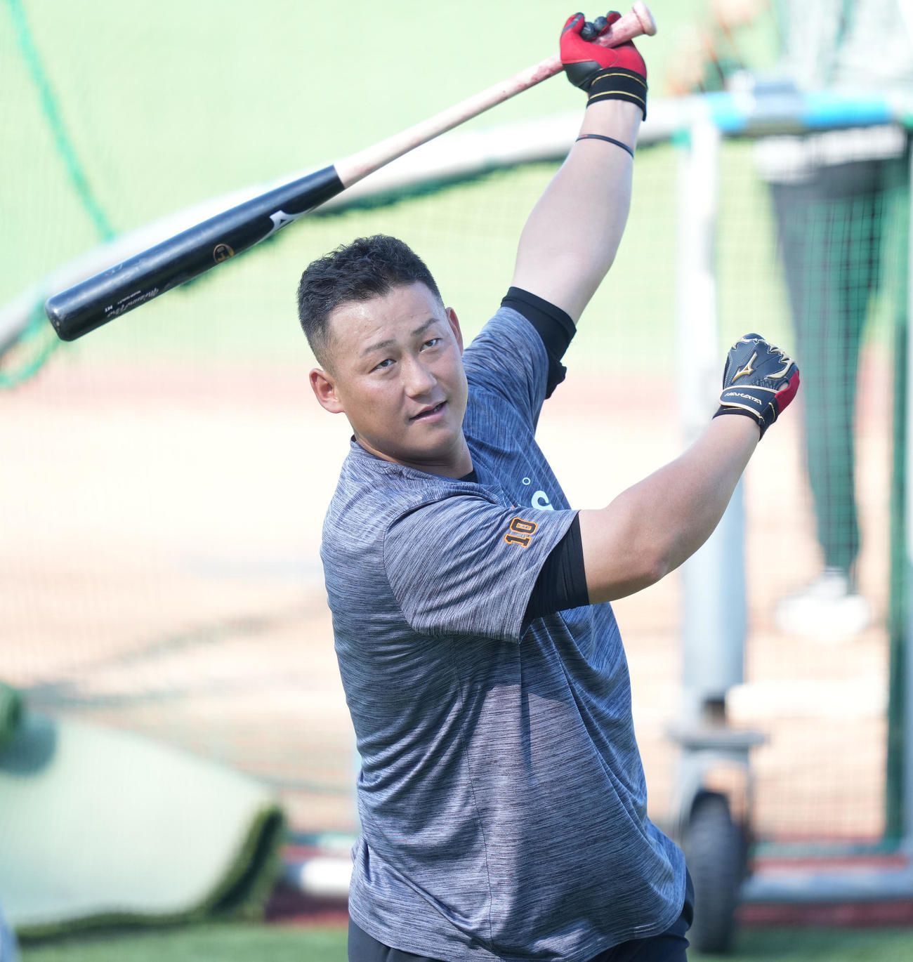 ヤクルト対巨人　試合前練習でティー打撃を行う巨人中田（撮影・鈴木みどり）