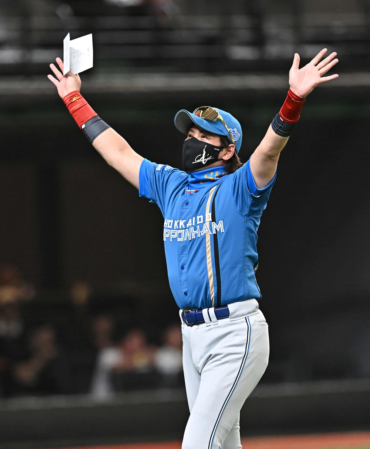 西武対日本ハム　試合前にファンに手を振る日本ハム新庄監督（撮影・滝沢徹郎）