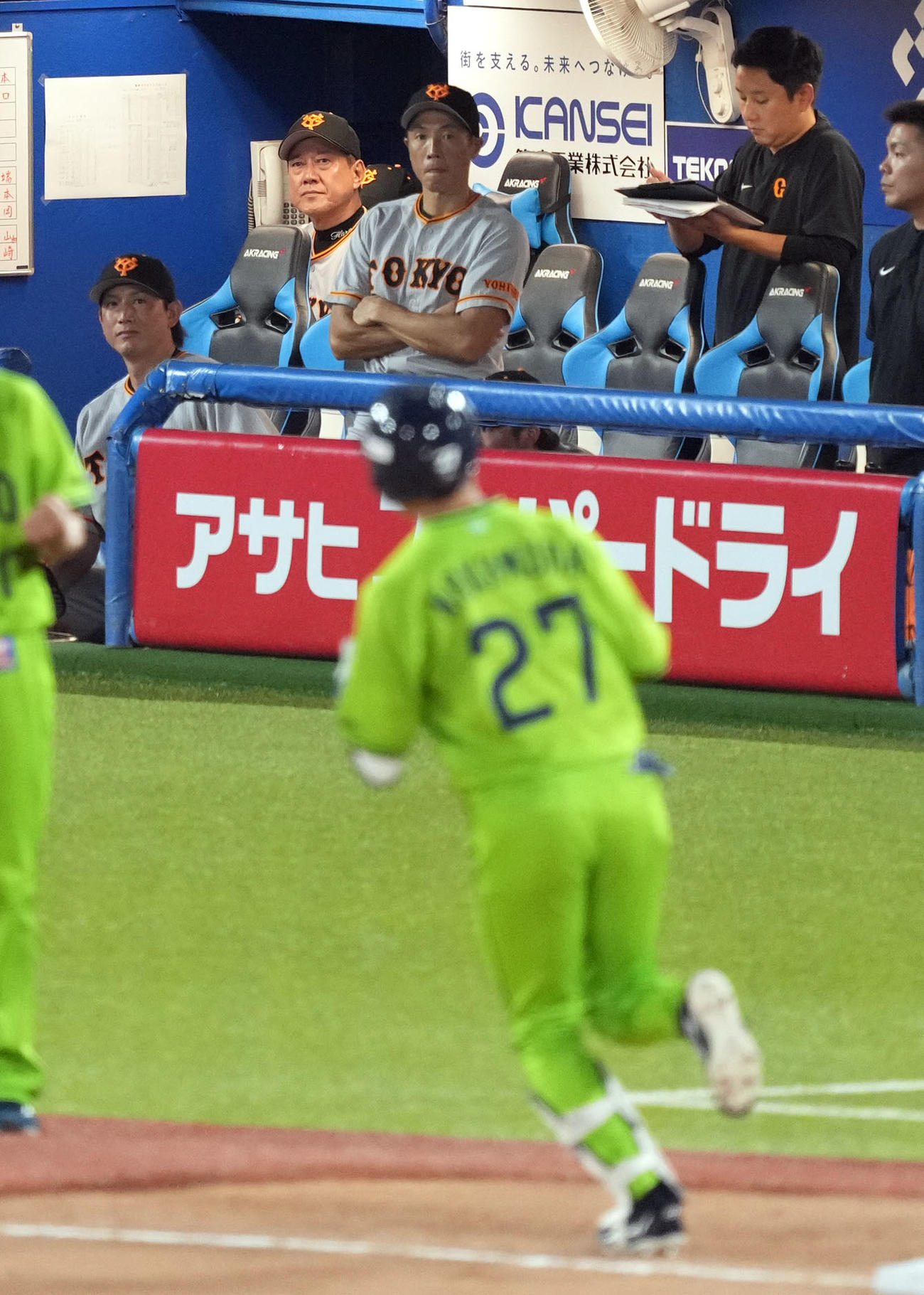 ヤクルト対巨人　4回裏ヤクルト1死一、三塁、中村（手前）に3点本塁打を打たれ、厳しい表情を見せる原監督（後方左）（撮影・狩俣裕三）