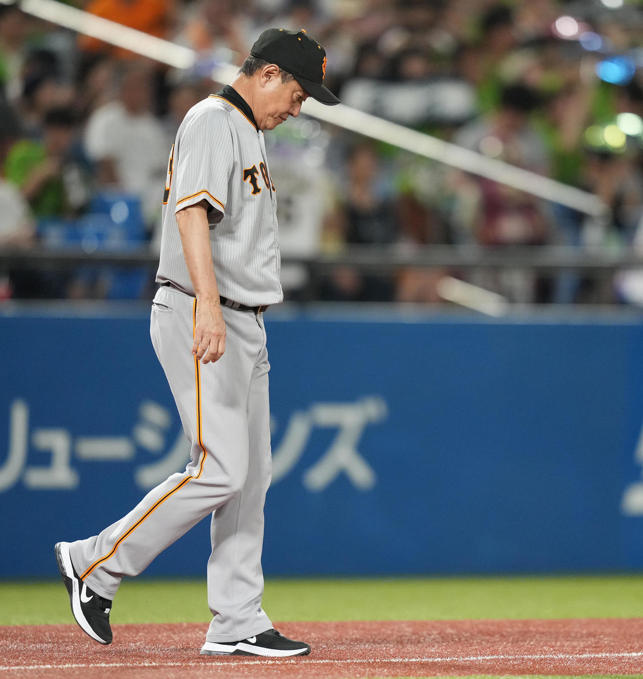 ヤクルト対巨人　5回裏ヤクルト1死二、三塁、オスナに中2点適時打を浴びた後、うつむきながらマウンドへ向かう原監督（撮影・鈴木みどり）