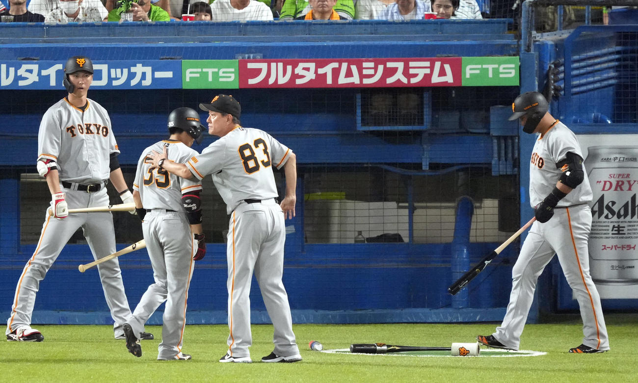 ヤクルト対巨人　7回表巨人2死一塁、門脇（左から2人目）を打席の途中で中田翔（右）に交代させる原監督（中央）（撮影・狩俣裕三）