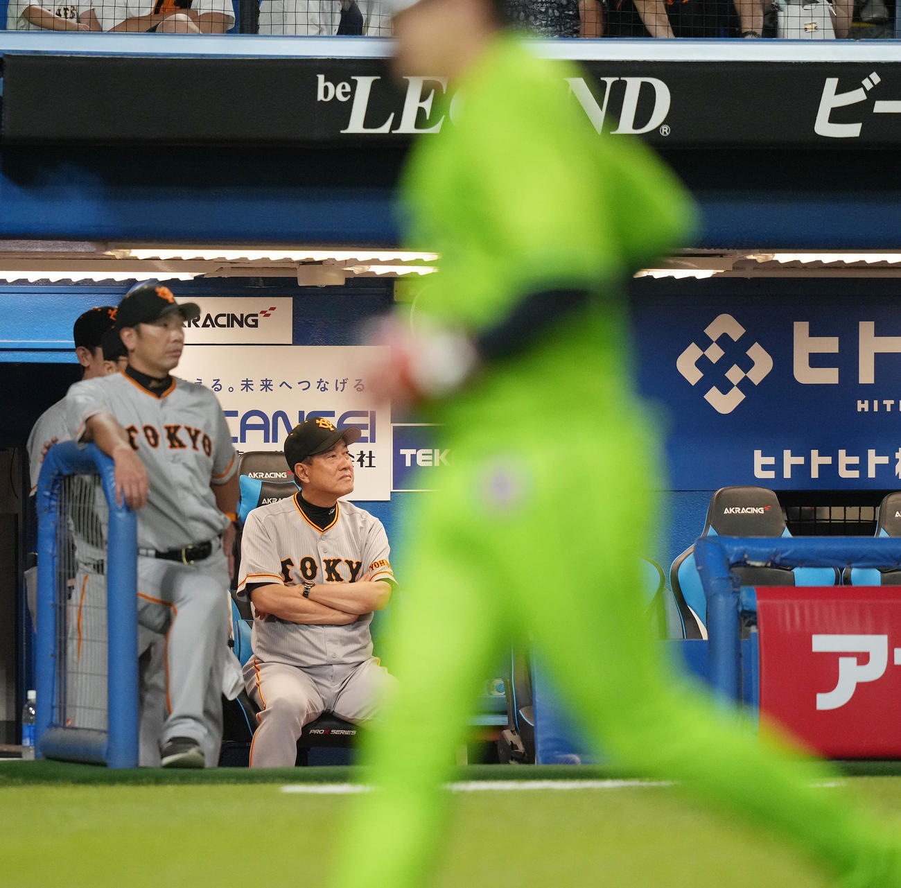 ヤクルト対巨人　8回裏ヤクルト1死三塁、代打内山の中犠飛で三塁走者長岡が生還し、ぼうぜんとする原監督（右奥）（撮影・鈴木みどり）