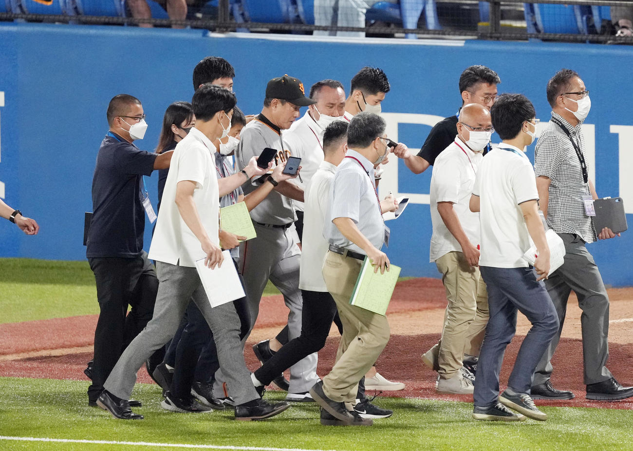 ヤクルト対巨人　試合後、記者の質問を受けながら引き揚げる原監督（中央）（撮影・狩俣裕三）