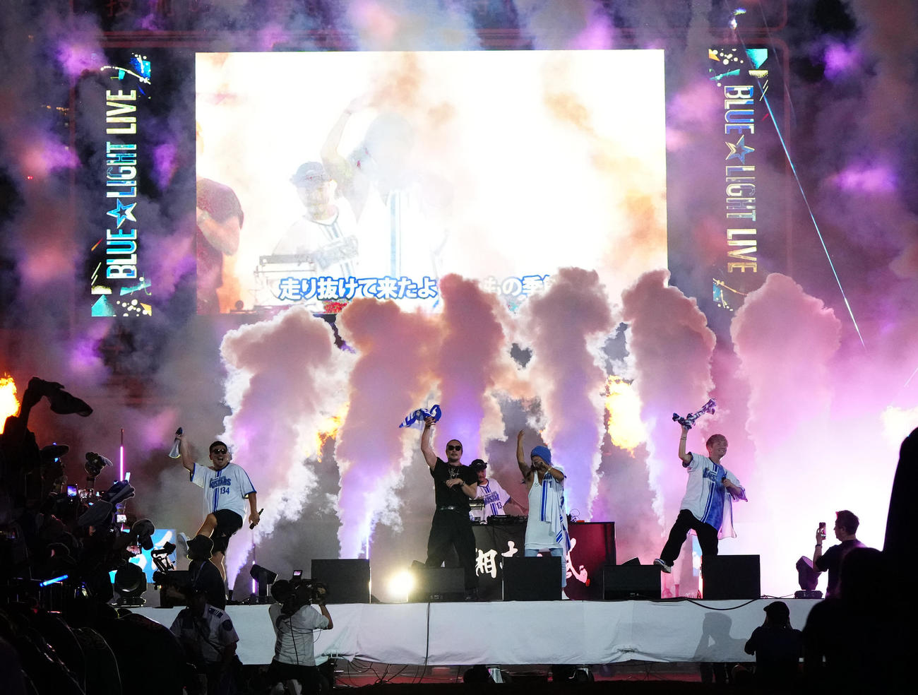 DeNA対広島　試合後、ライブで熱唱する湘南乃風（撮影・江口和貴）