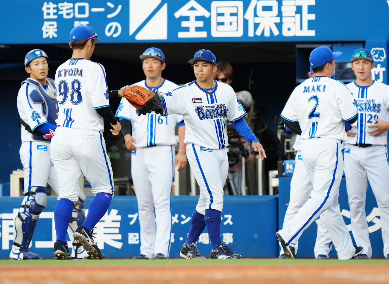 DeNA対広島　4回表終了後、チームメートを迎えながらベンチに引き揚げるDeNA先発の東（中央）（撮影・江口和貴）