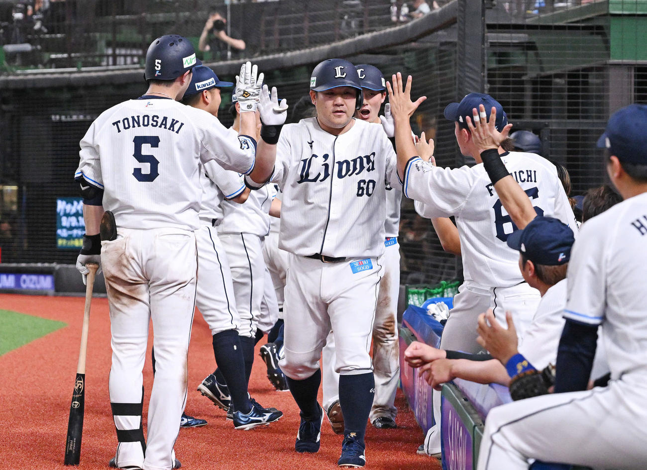 西武対日本ハム　5回裏西武2死一塁、先制2点本塁打を放った中村（中央）はチームメートとタッチをかわす（撮影・滝沢徹郎）
