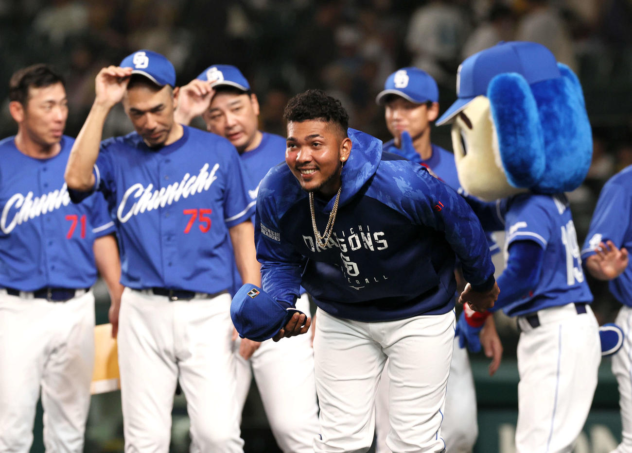 阪神対中日　勝利投手のメヒア（手前）はスタンドの中日ファンにお辞儀であいさつする（撮影・上山淳一）
