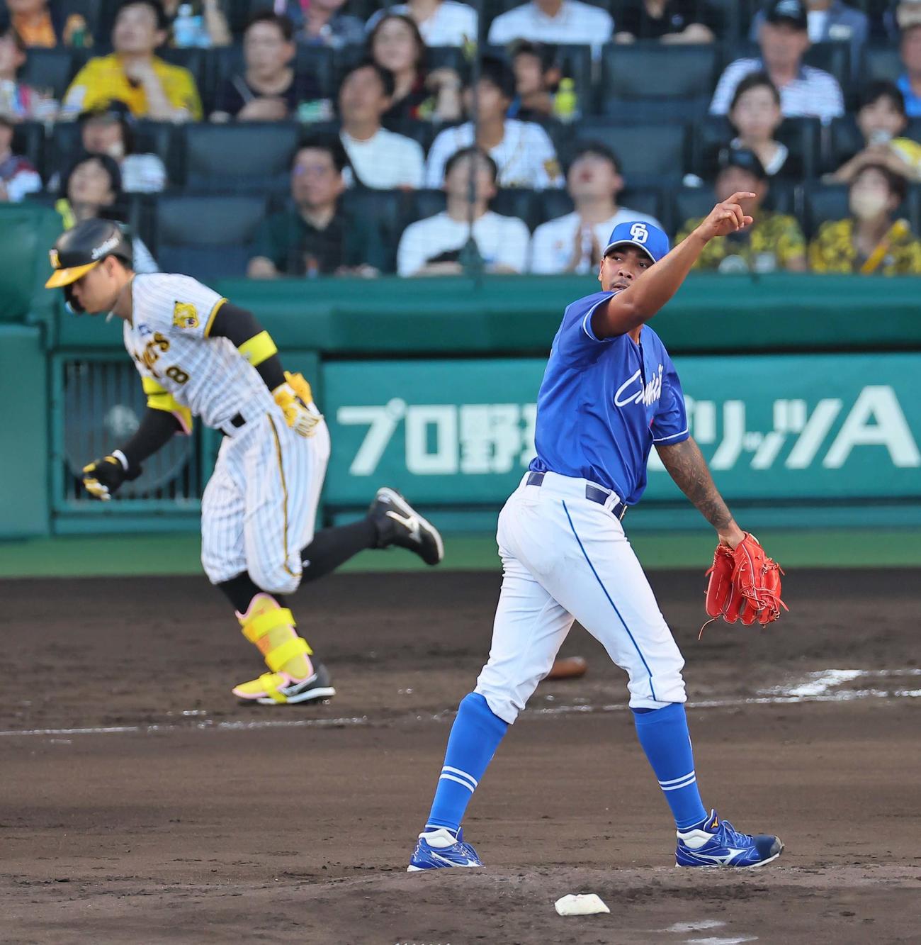 阪神対中日　2回裏阪神2死、メヒア（右）は佐藤輝を中飛に打ち取る（撮影・上田博志）
