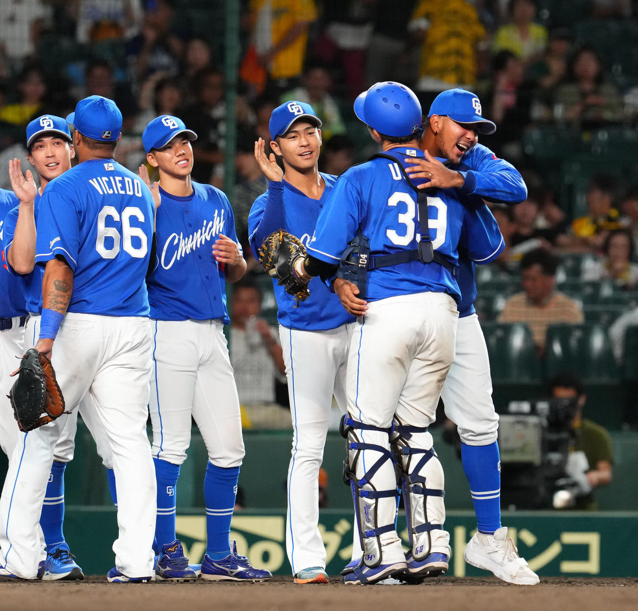 阪神対中日　阪神に勝利し、宇佐見真吾と抱き合う中日ウンベルト・メヒア（右端）（撮影・藤尾明華）