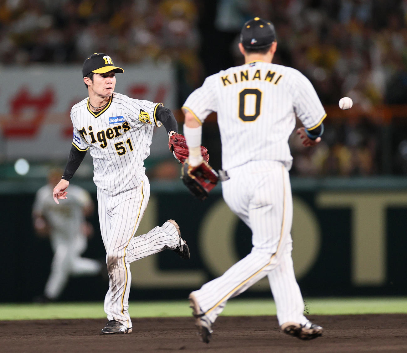 阪神対中日　8回表中日無死一塁、二塁手中野（左）は岡林の打球を好捕し、遊撃手木浪にグラブトスで転送し併殺を決める（撮影・上山淳一）