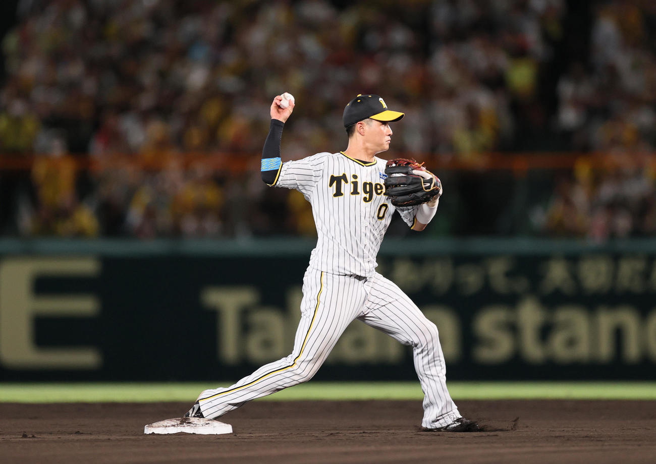 阪神対中日　8回表中日無死一塁、遊撃手木浪は岡林の打球を二塁手中野から受け、一塁へ転送し併殺を決める（撮影・上山淳一）