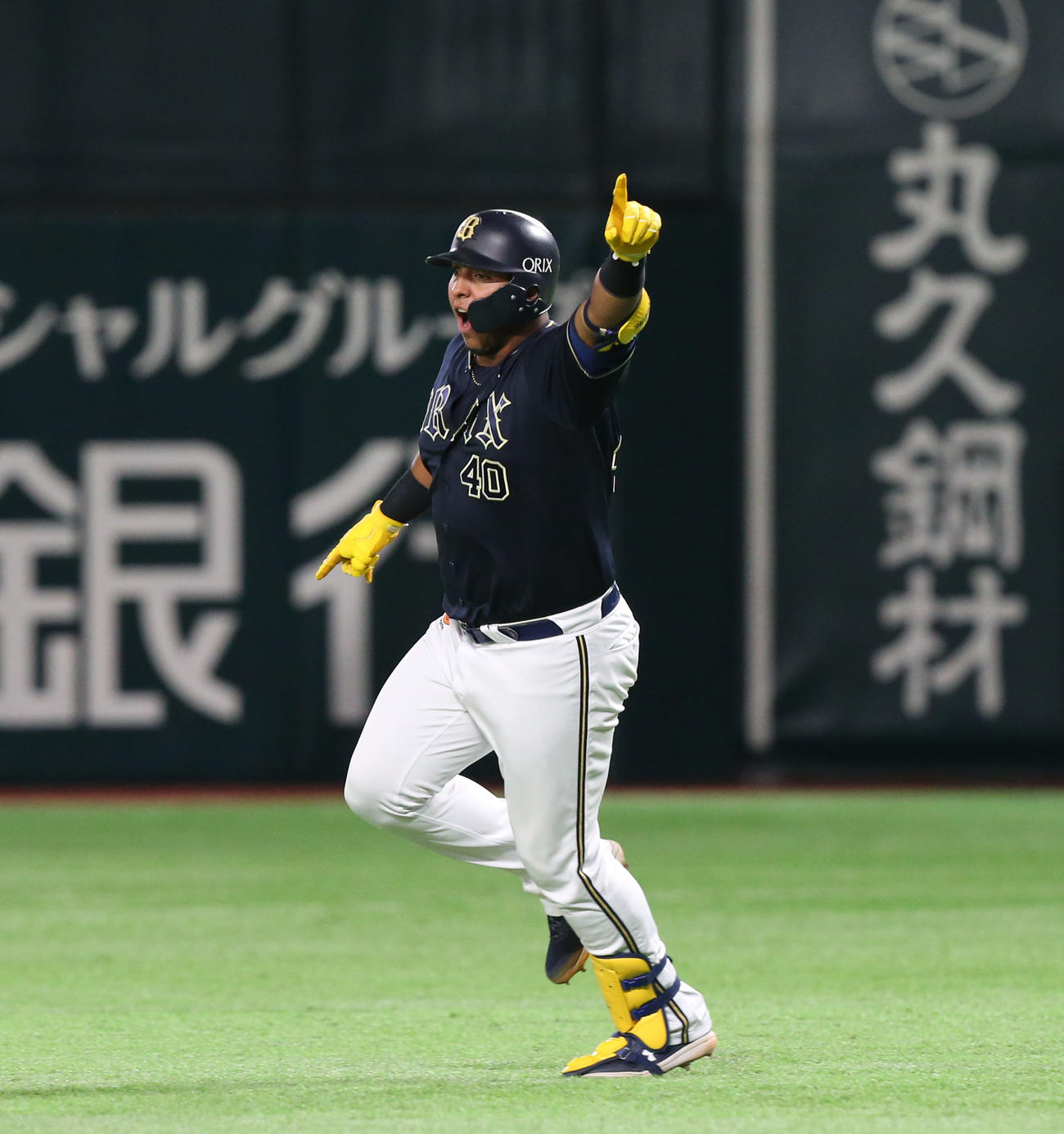 ソフトバンク対オリックス　延長10回表オリックス無死、セデーニョは勝ち越しとなる左越え本塁打を放ちダイヤモンドをまわる（撮影・冨田成美）