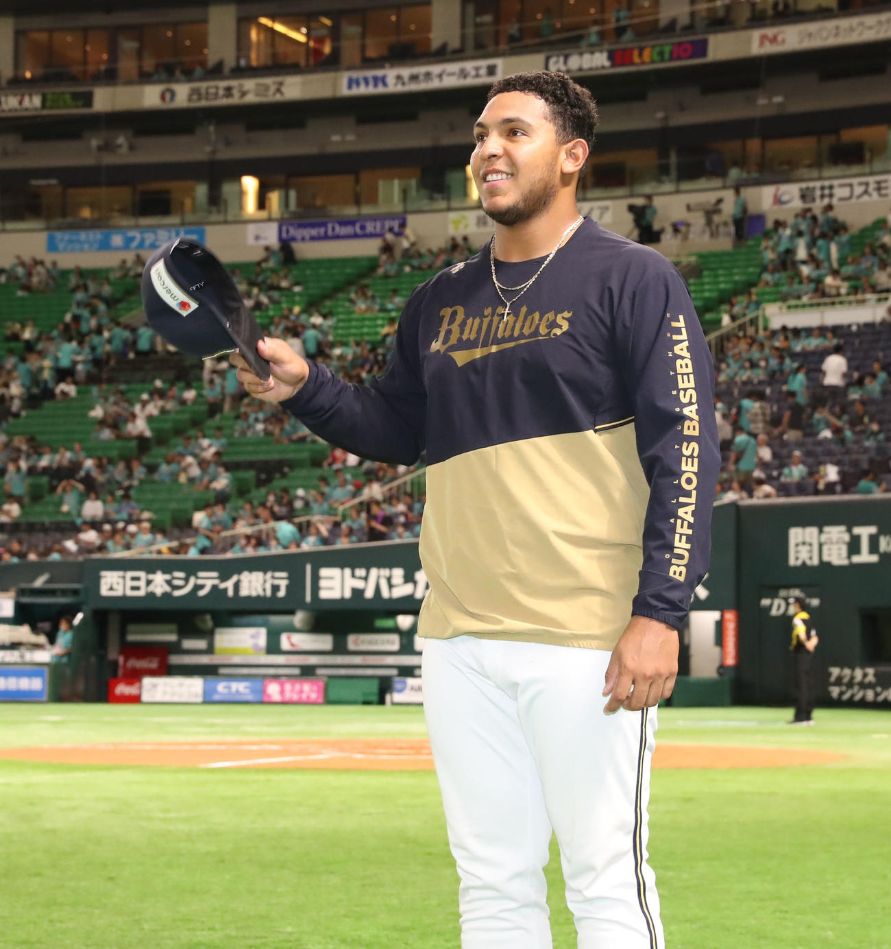 ヒーローになったセデーニョはファンへ挨拶する（撮影・冨田成美）