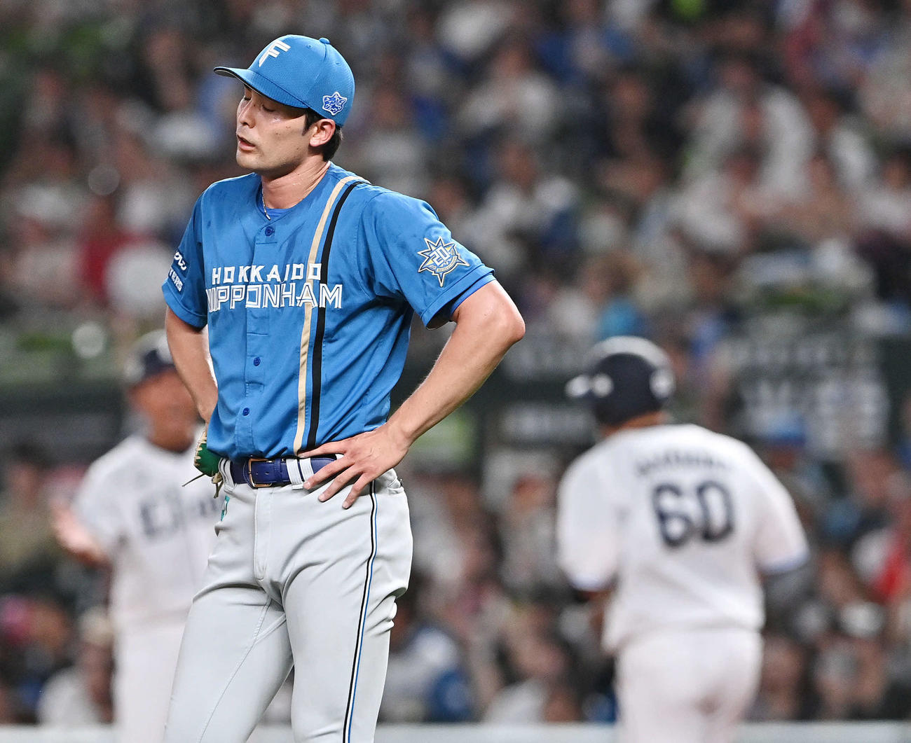 西武対日本ハム　5回裏西武2死一塁、中村（後方）に先制2点本塁打を浴びる上原（撮影・滝沢徹郎）