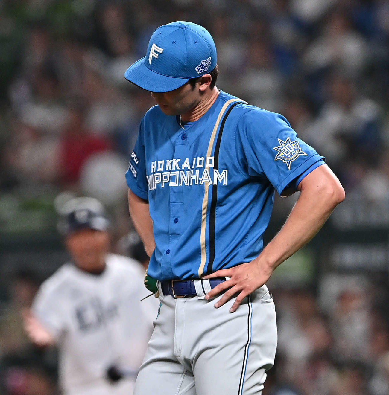 西武対日本ハム　5回裏西武2死一塁、中村に先制2点本塁打を許し肩を落とす上原（撮影・滝沢徹郎）