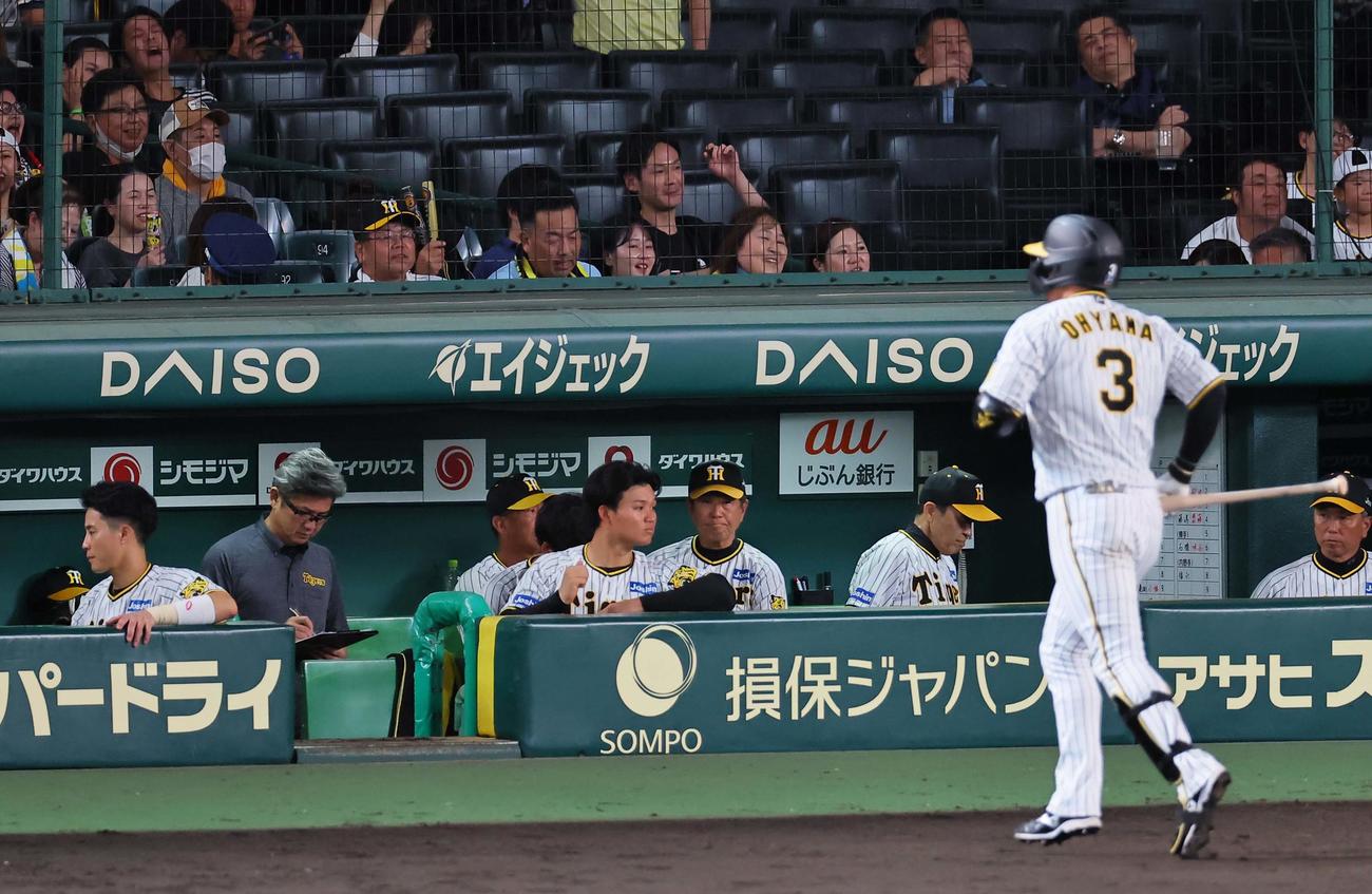 阪神対中日　9回裏阪神2死、中日に敗れ早々にベンチを引き揚げる岡田監督（右から3人目）。右は最終打者の大山（撮影・上田博志）