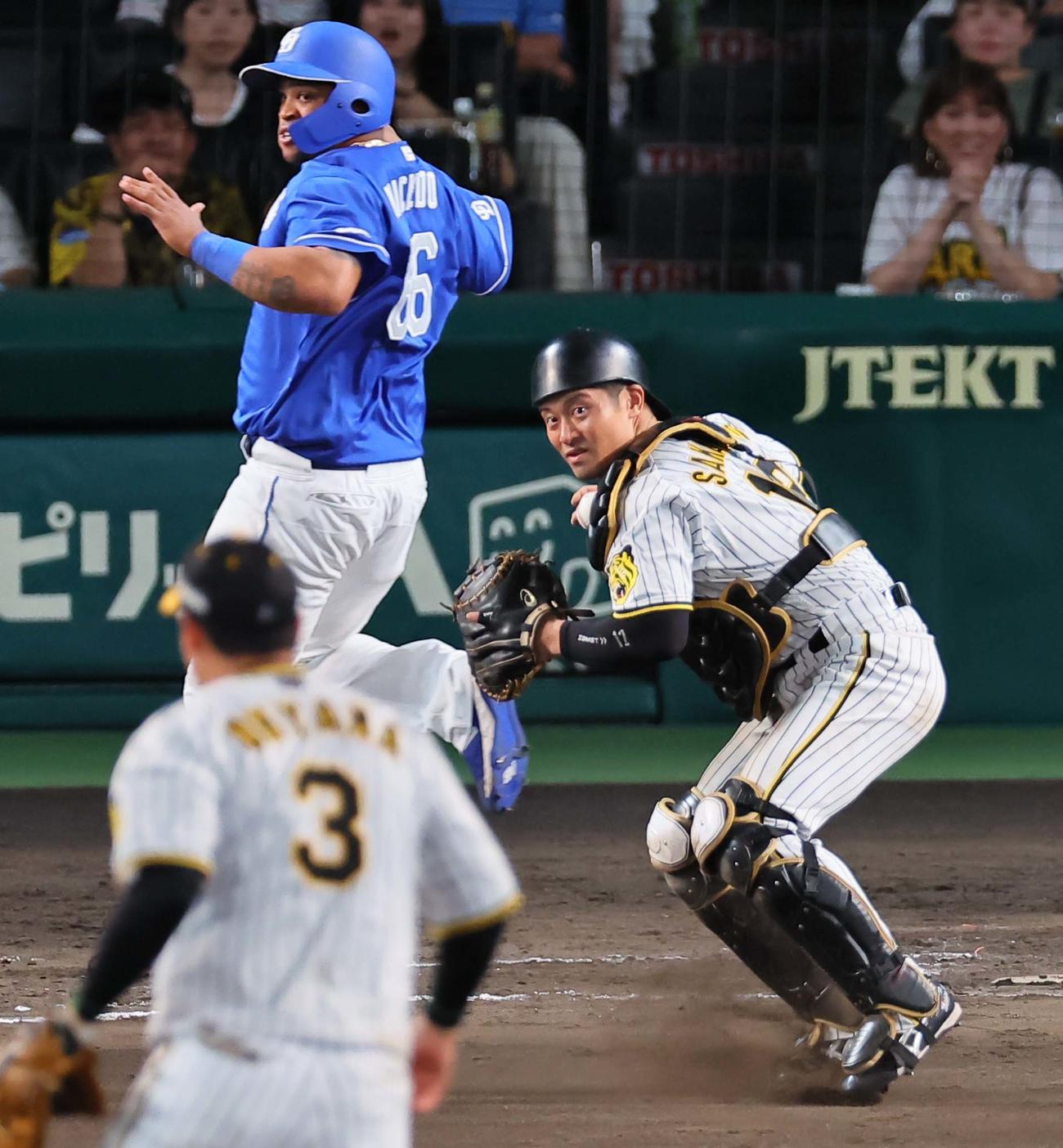 阪神対中日　7回表中日2死二、三塁、坂本は二塁を狙う後藤を二塁で刺す（撮影・上田博志）