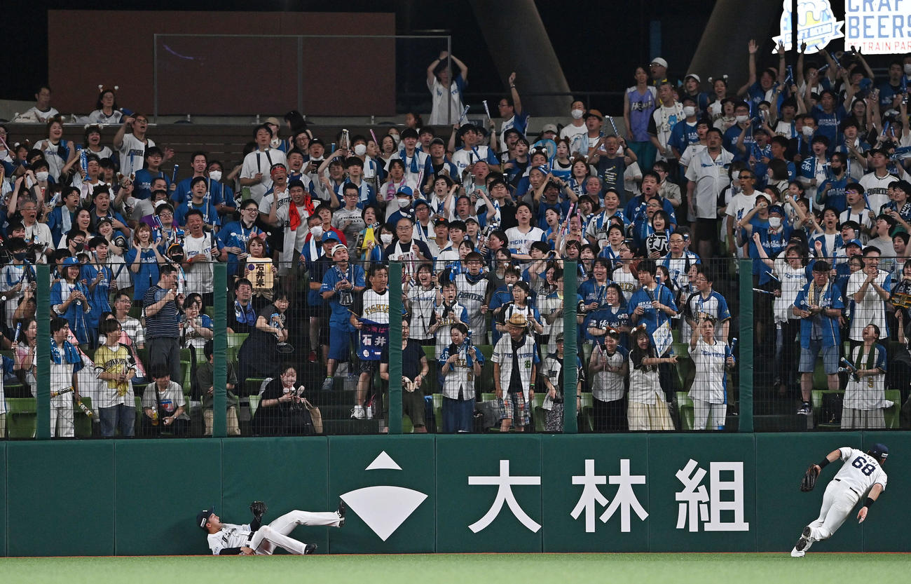 西武対日本ハム　8回表日本ハム2死、石井のフェンス直撃の打球を取り損ねる中堅手長谷川（左）とボールを追う右翼手岸（撮影・滝沢徹郎）