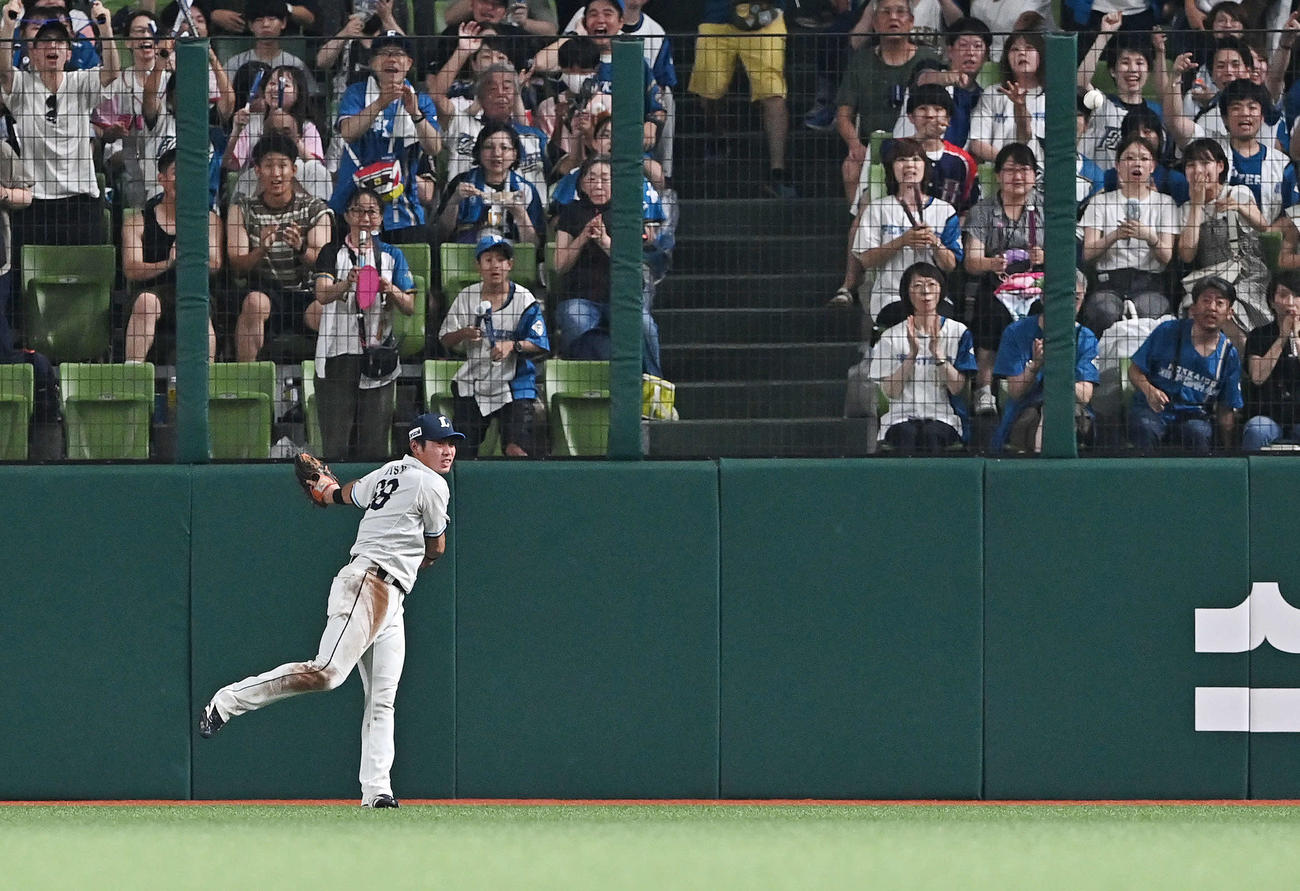 西武対日本ハム　8回表日本ハム2死、石井のフェンスに直撃したボールを拾い返球する右翼手岸（撮影・滝沢徹郎）