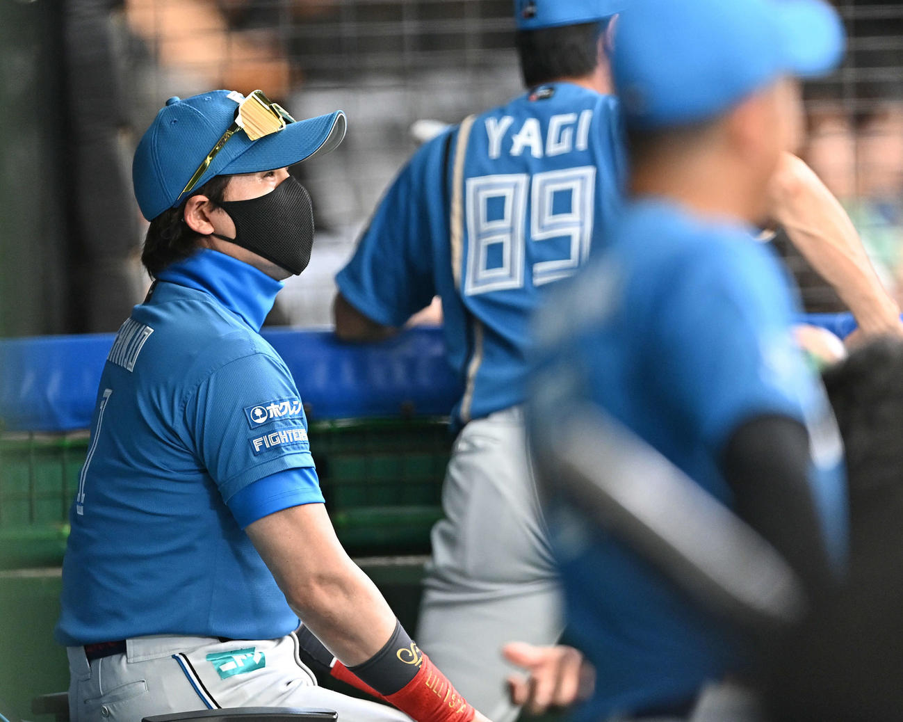 西武対日本ハム　ベンチからグラウンドを見つめる日本ハム新庄監督（左）（撮影・滝沢徹郎）