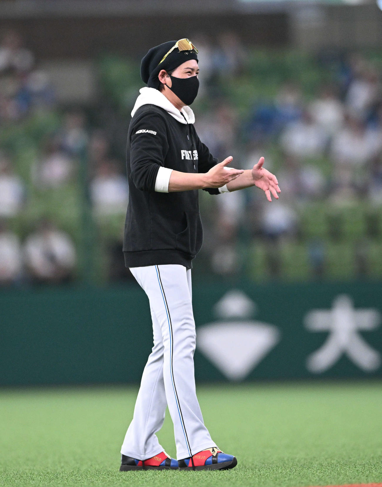 西武対日本ハム　試合前練習を見守る日本ハム新庄監督（撮影・滝沢徹郎）